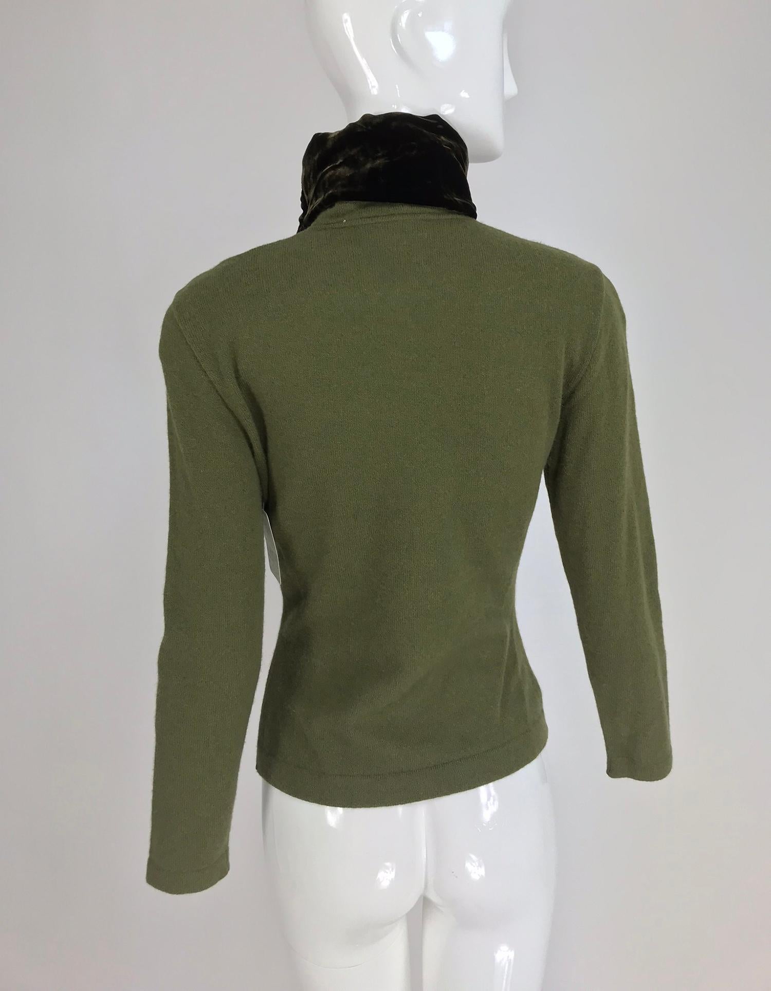Die olivfarbene gesteppte Jacke und der Pullover mit Pelzbesatz von Gianfranco Ferre aus Samt 1990er Jahre 10