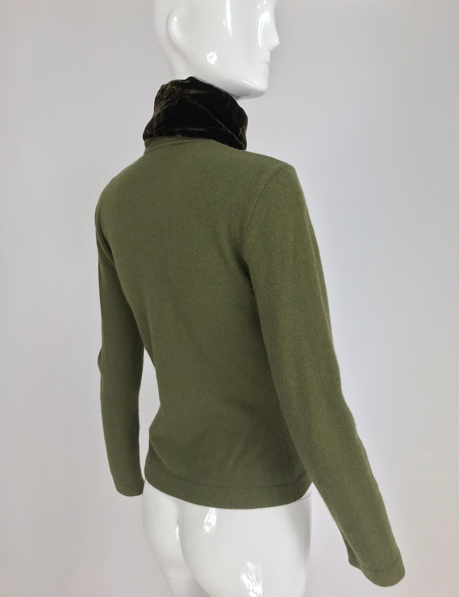 Die olivfarbene gesteppte Jacke und der Pullover mit Pelzbesatz von Gianfranco Ferre aus Samt 1990er Jahre 11