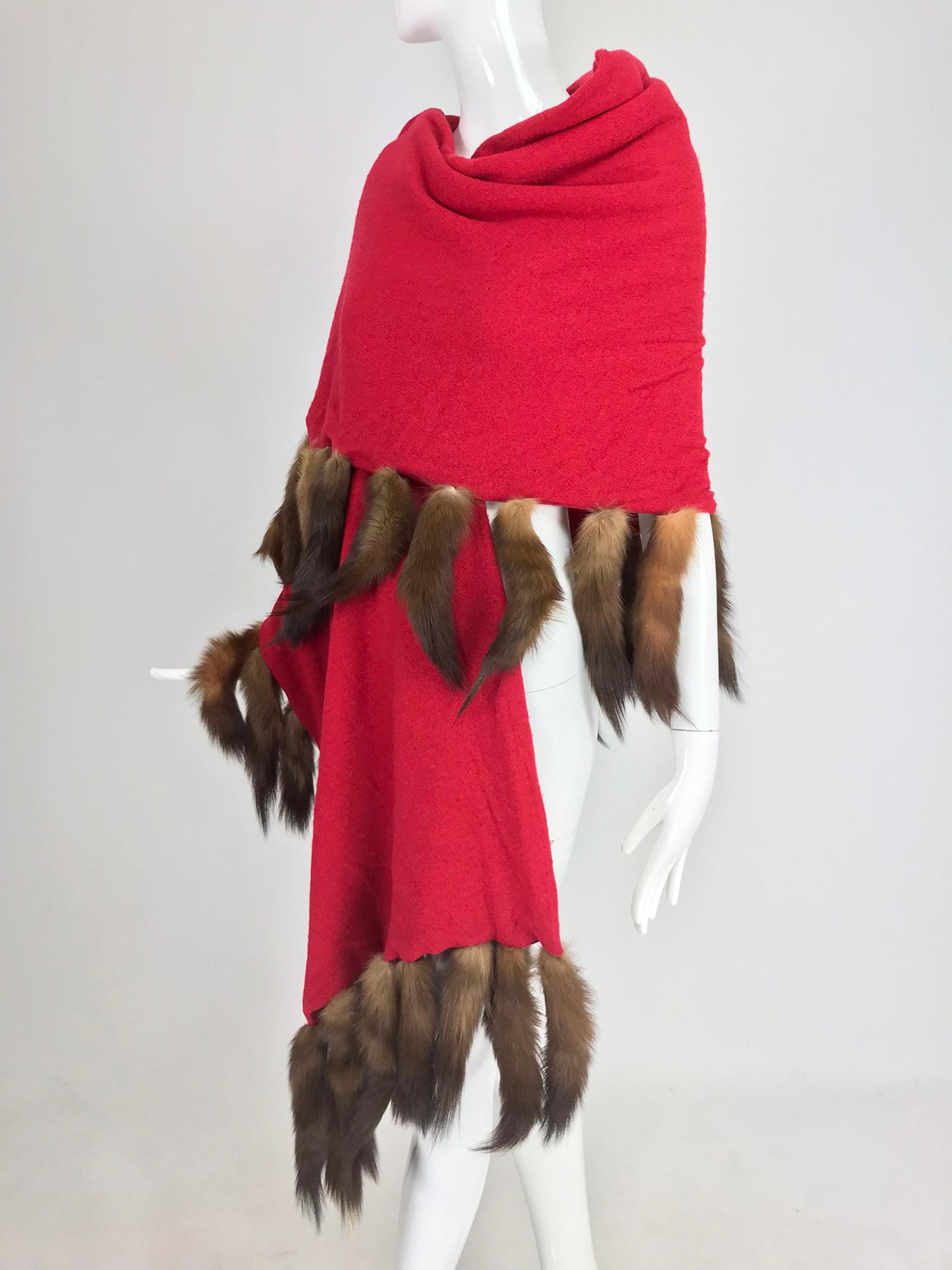 Scialle Adrienne Landau in lana rossa a maglia fine con rifiniture in coda di visone degli anni '80. Questa stola drammatica è rifinita su tre lati con code di visone, mentre lo scialle è lavorato a maglia doppia. Taglia unica. 
In ottime condizioni