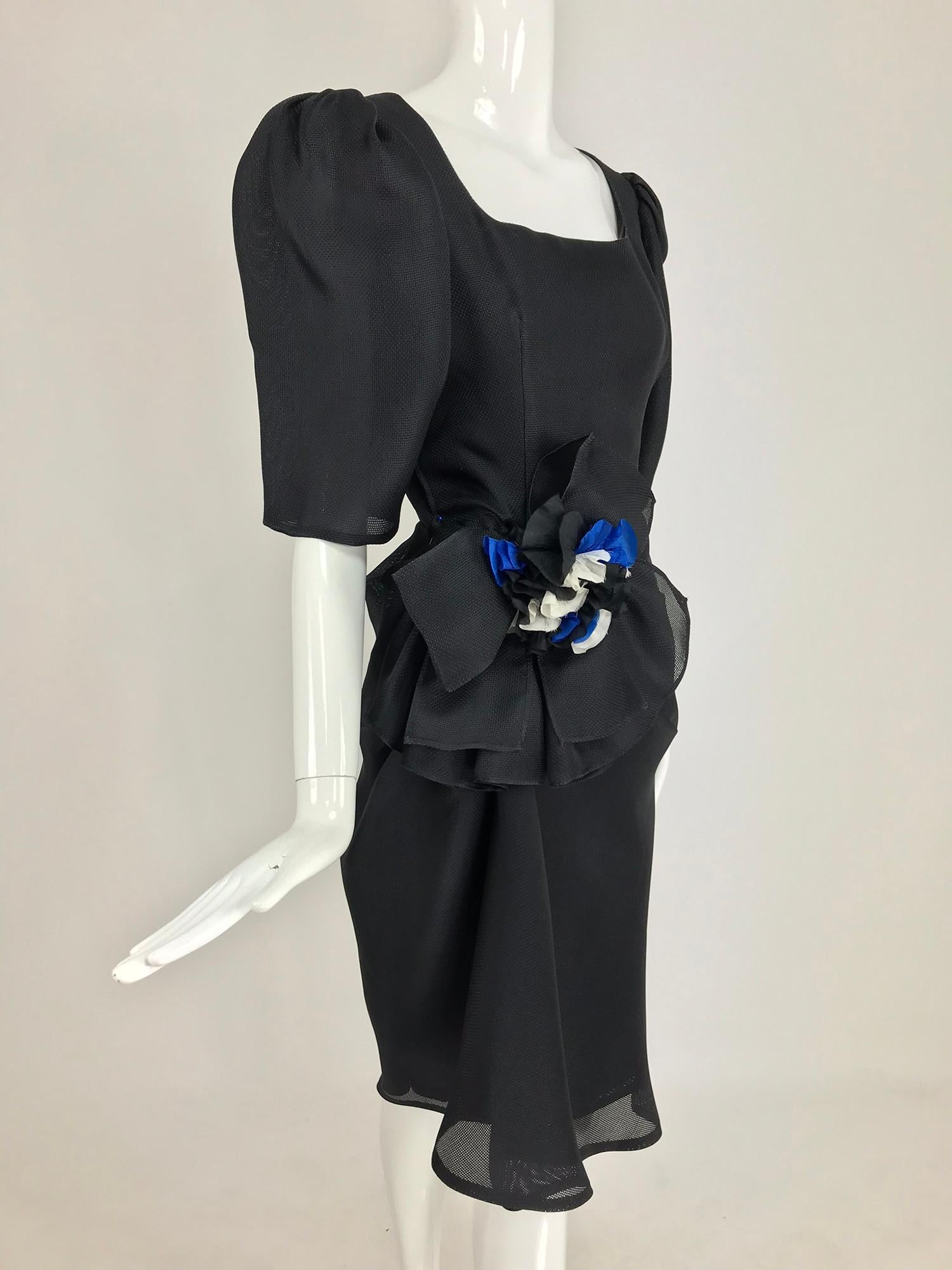 Noir Givency - Robe en soie texturée noire avec nœud sur les hanches, années 1990 en vente