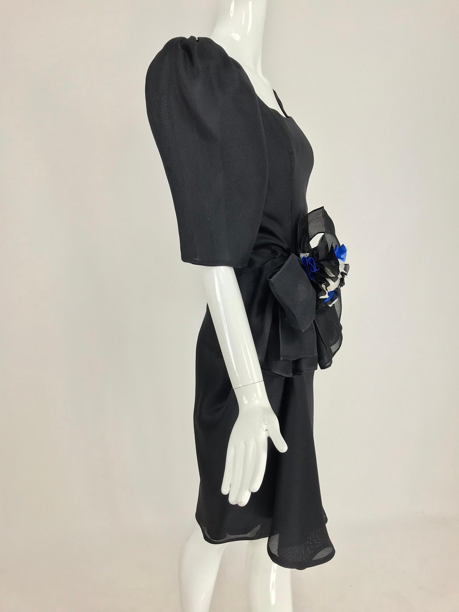 Givency - Robe en soie texturée noire avec nœud sur les hanches, années 1990 Pour femmes en vente