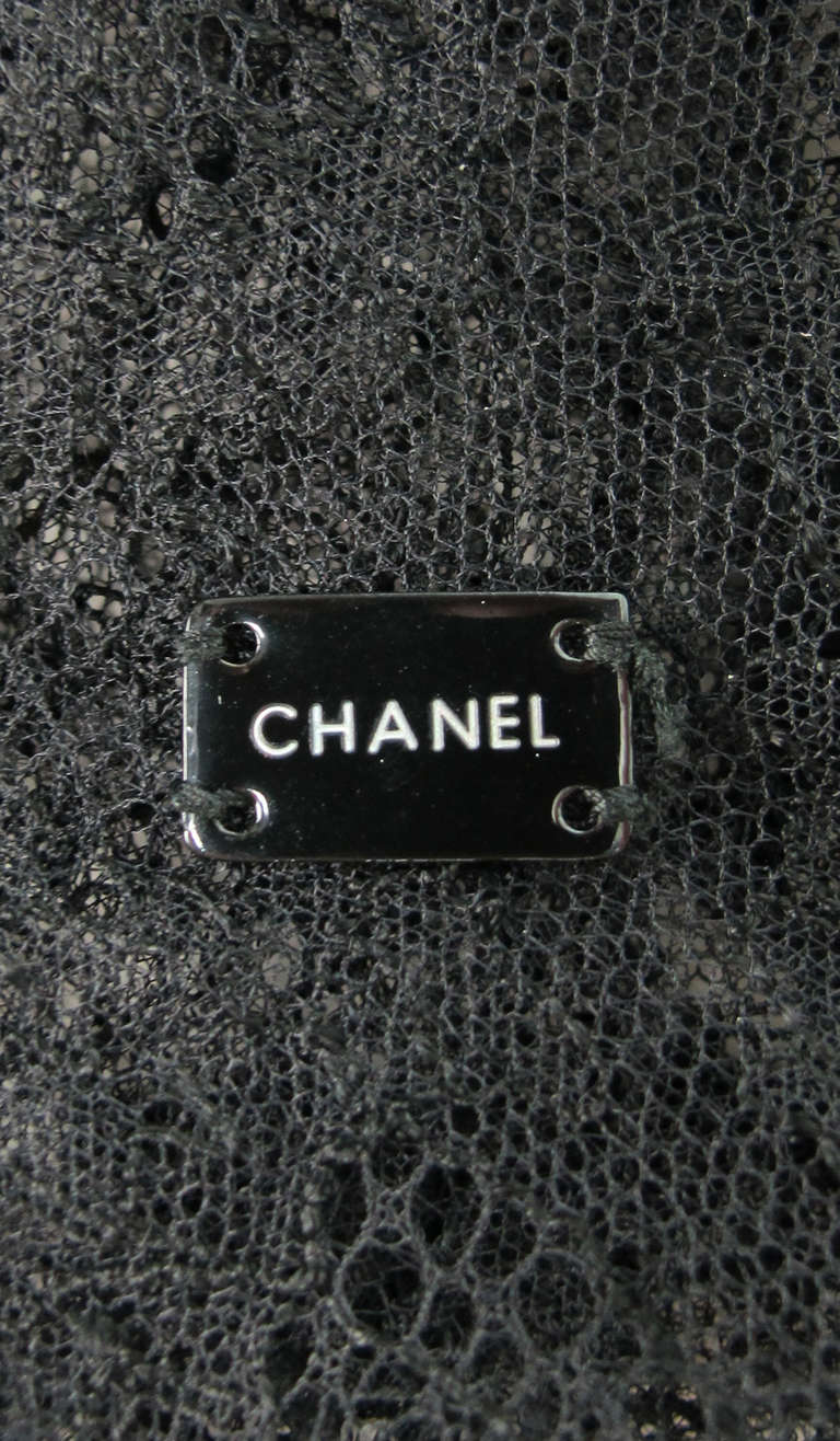Chanel, top sans manches en dentelle Chantilly noire 2004A en vente 3
