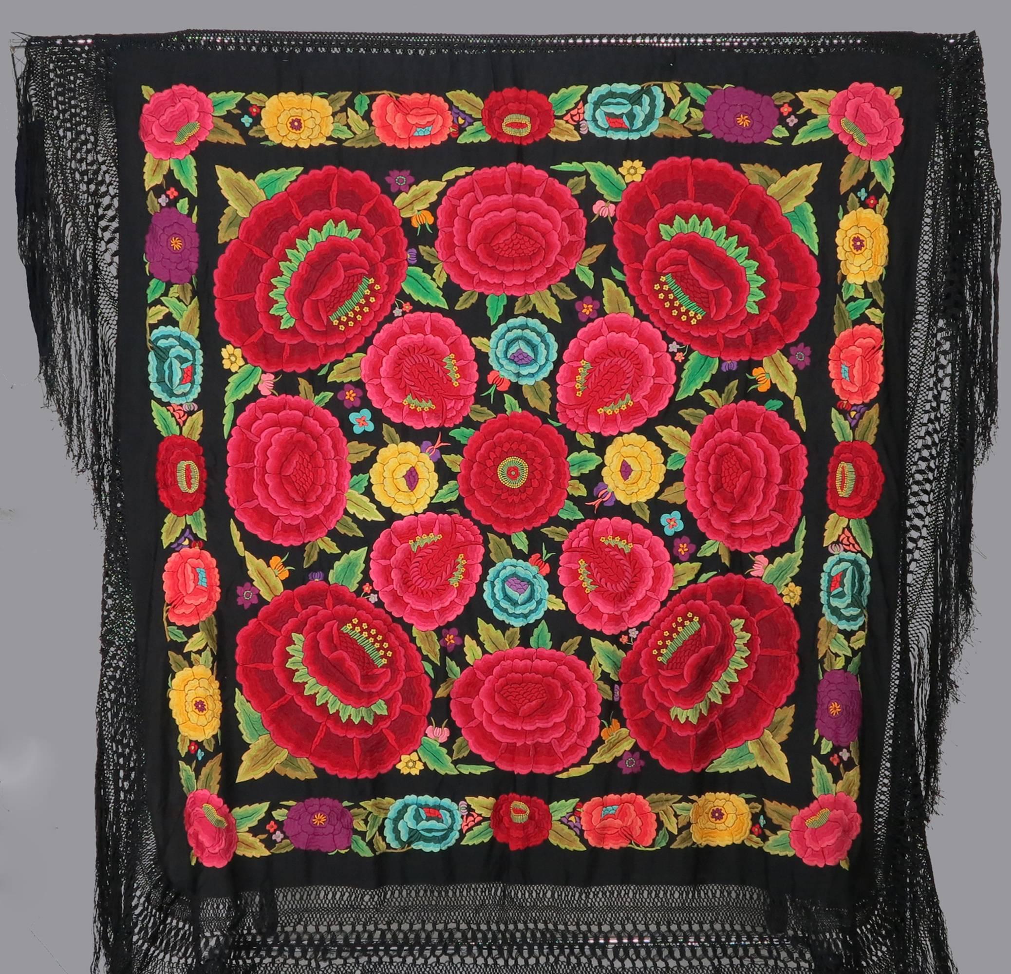 Rare large heavily hand embroidered Spanish manton shawl 1920s In Excellent Condition In West Palm Beach, FL