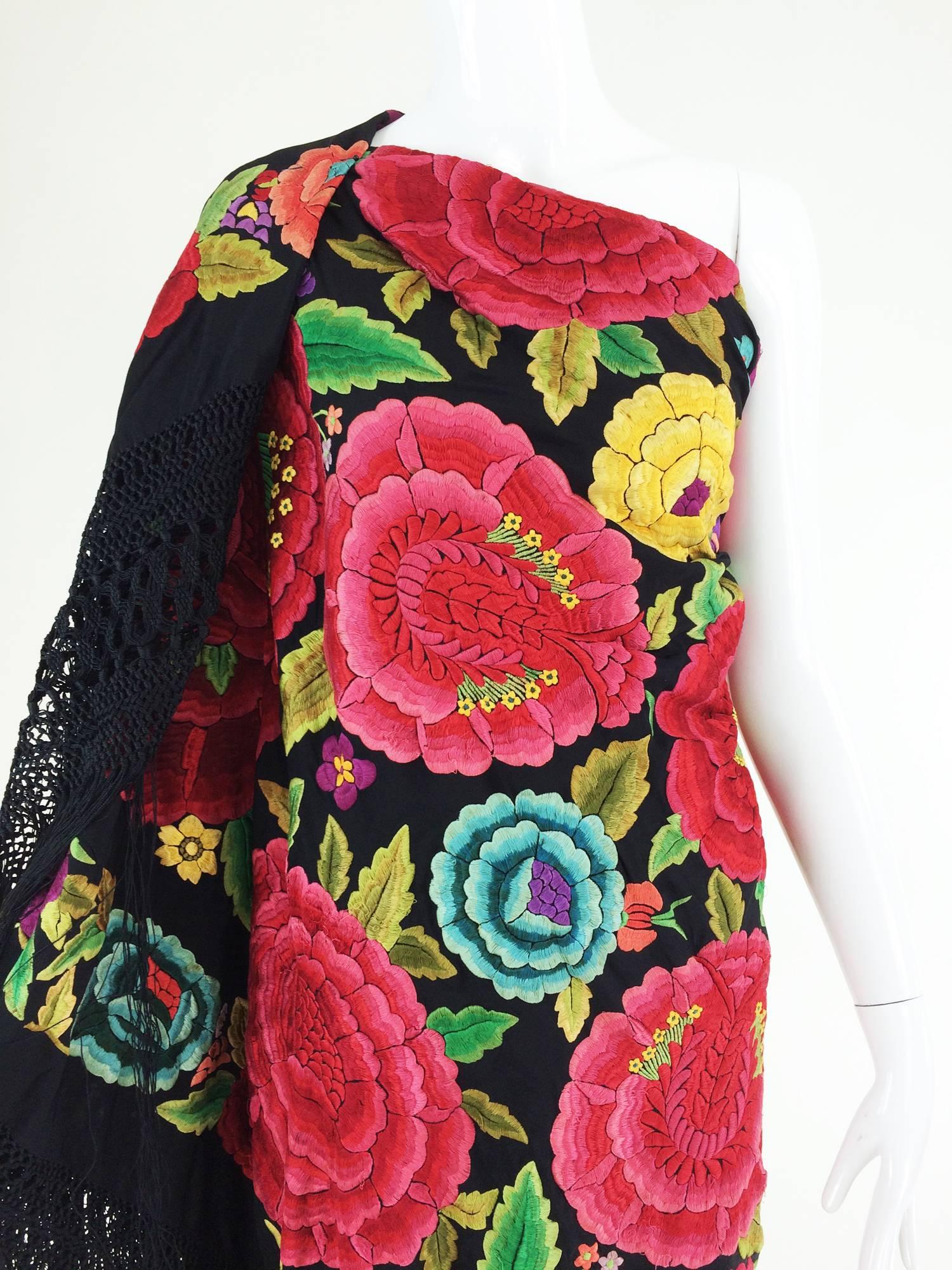 Women's Rare large heavily hand embroidered Spanish manton shawl 1920s