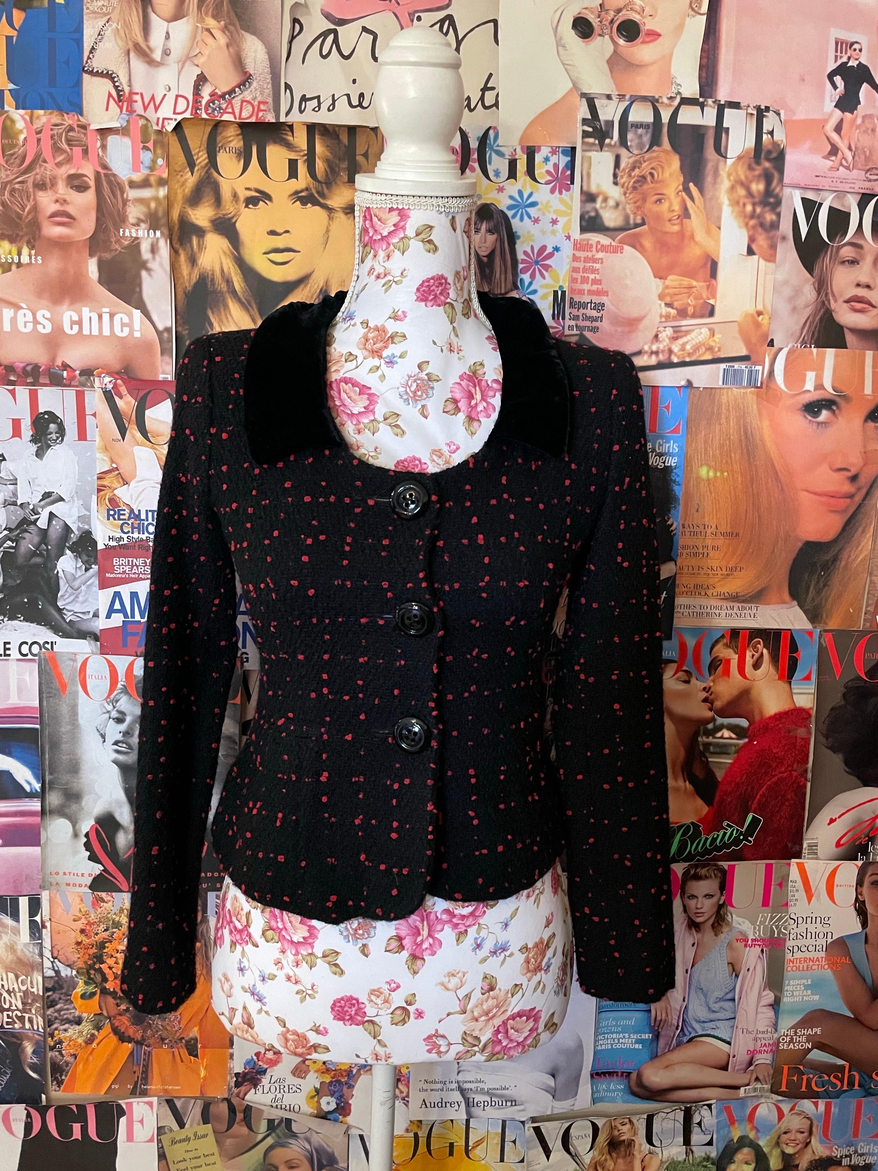 Giacca blazer Moschino Cheap and Chic d'epoca degli anni '90, indossata dall'ICONICA Fran Fine nella sitcom di successo La Tata.  In perfette condizioni. Realizzato in lana e il colletto è in velluto. Assicurati di controllare le misure perché è un