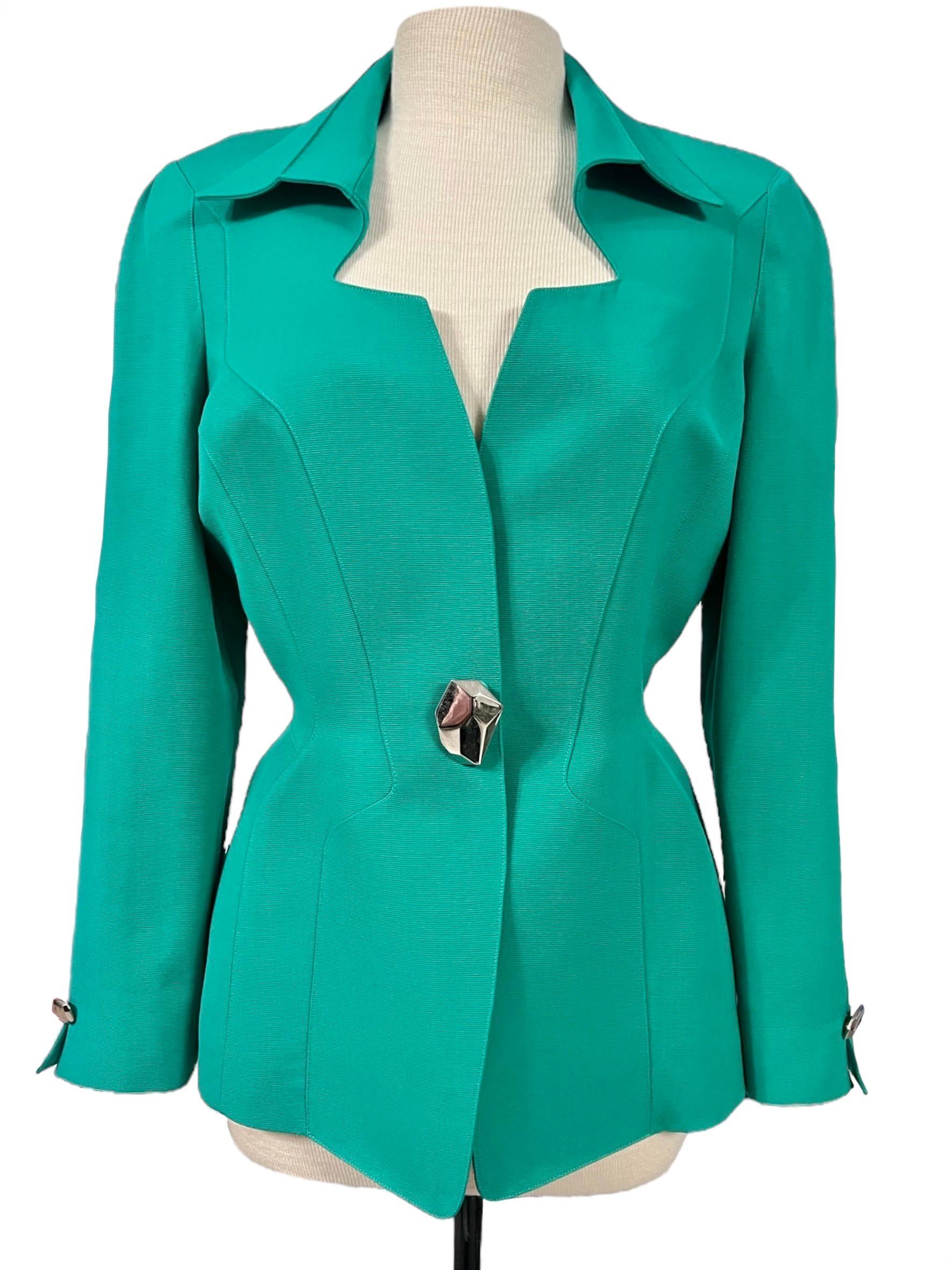 Blazer Thierry Mugler des années 1990 dans un riche vert émeraude. Ce blazer de tailleur présente la silhouette structurée caractéristique de Silhouette avec des coutures accentuées. Il est doté d'une encolure angulaire unique, d'un col cranté, d'un