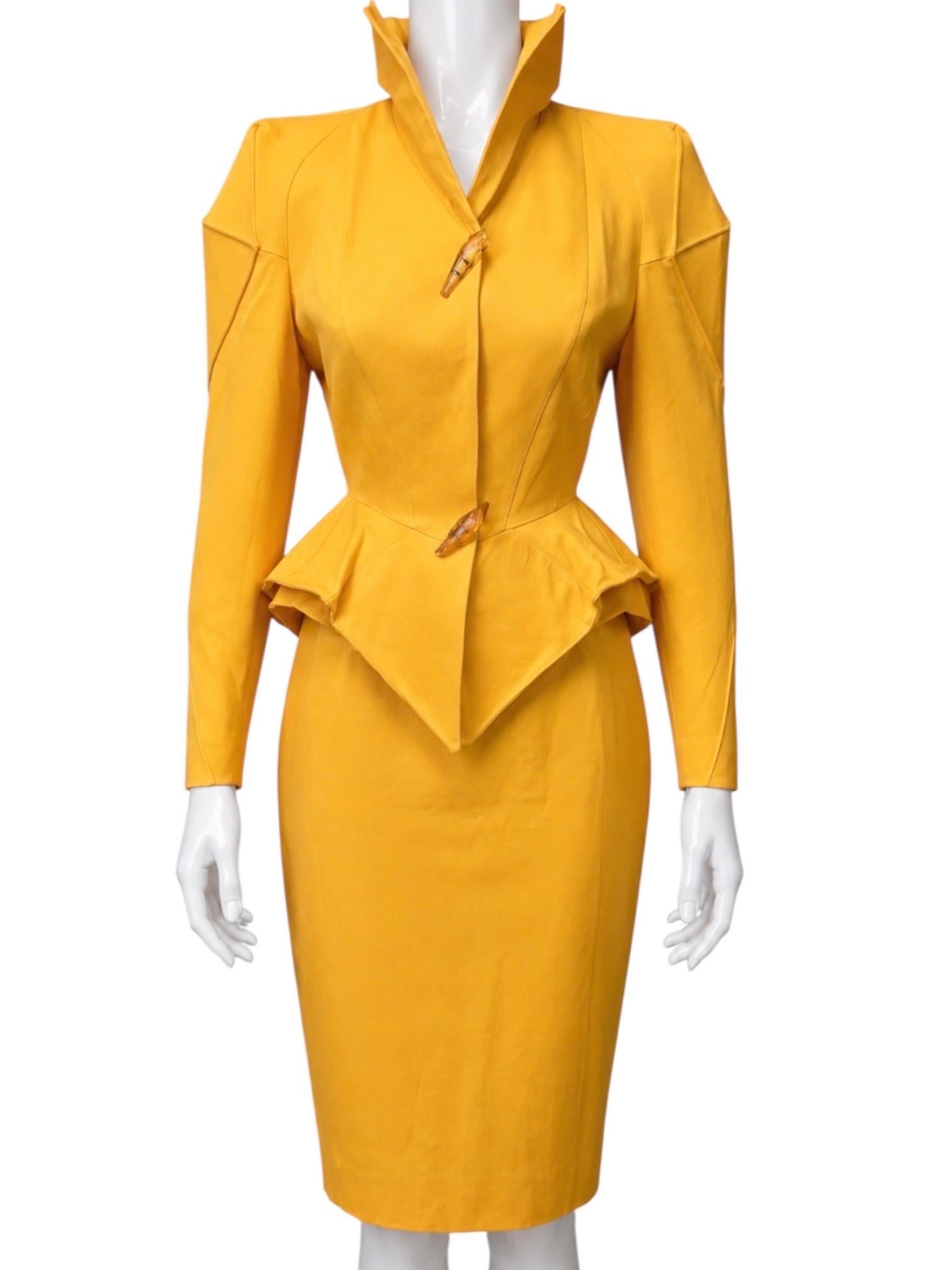 Abito con gonna scultorea gialla Thierry Mugler A/I 1991