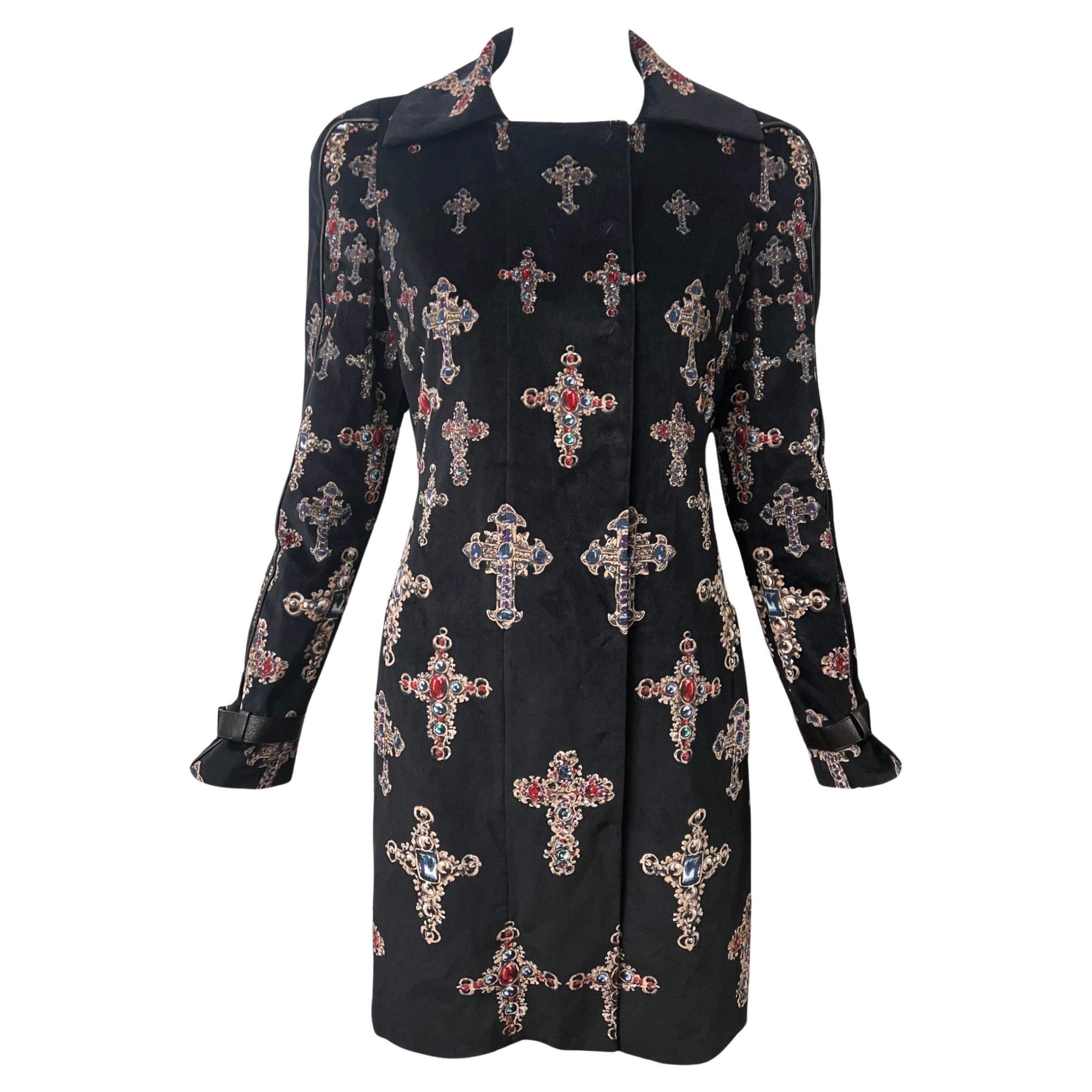 Versace, manteau de défilé en velours imprimé croix gothique, A/H 2012
