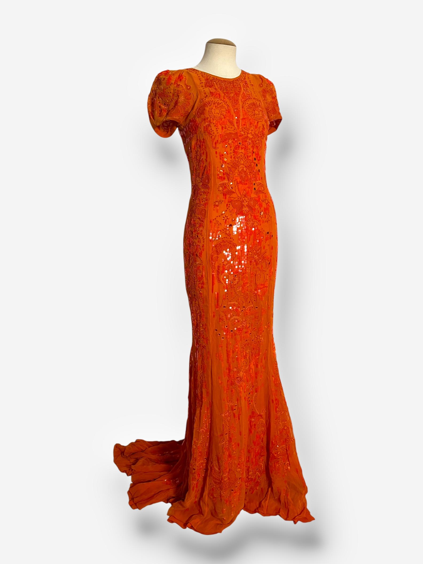 Robe époustouflante de Roberto Cavalli 2009 en soie orange flamboyant, brodée de paillettes ton sur ton et de motifs floraux sur l'ensemble de la robe. Le corsage ajusté présente des manches bouffantes, un dos ouvert spectaculaire qui se noue en