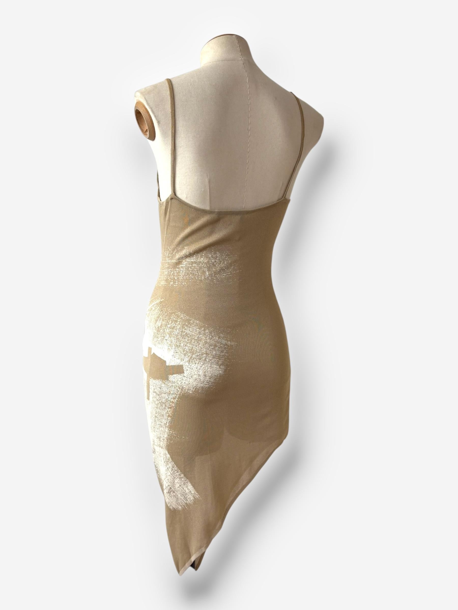 u2028Pièce conceptuelle de la collection printemps/été 2001 de John Galliano pour Dior, cet ensemble de robes se compose de deux couches éthérées qui peuvent être coiffées ensemble ou séparément. La couche extérieure est fabriquée dans un tissu