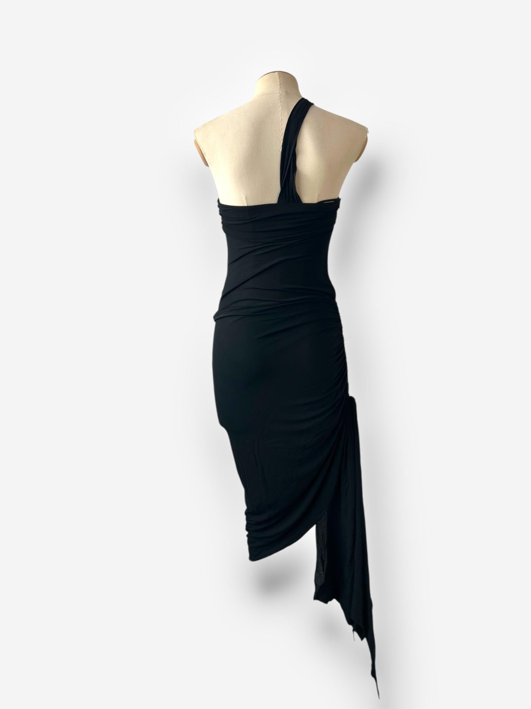 Déclinaison élégante d'une pièce phare du défilé, cette robe en soie noire de la collection printemps/été 2004 d'Emanuel Ungaro est le reflet du modèle original, célèbre pour son orange vif. Avec son drapé fluide et sa coupe experte, cette robe