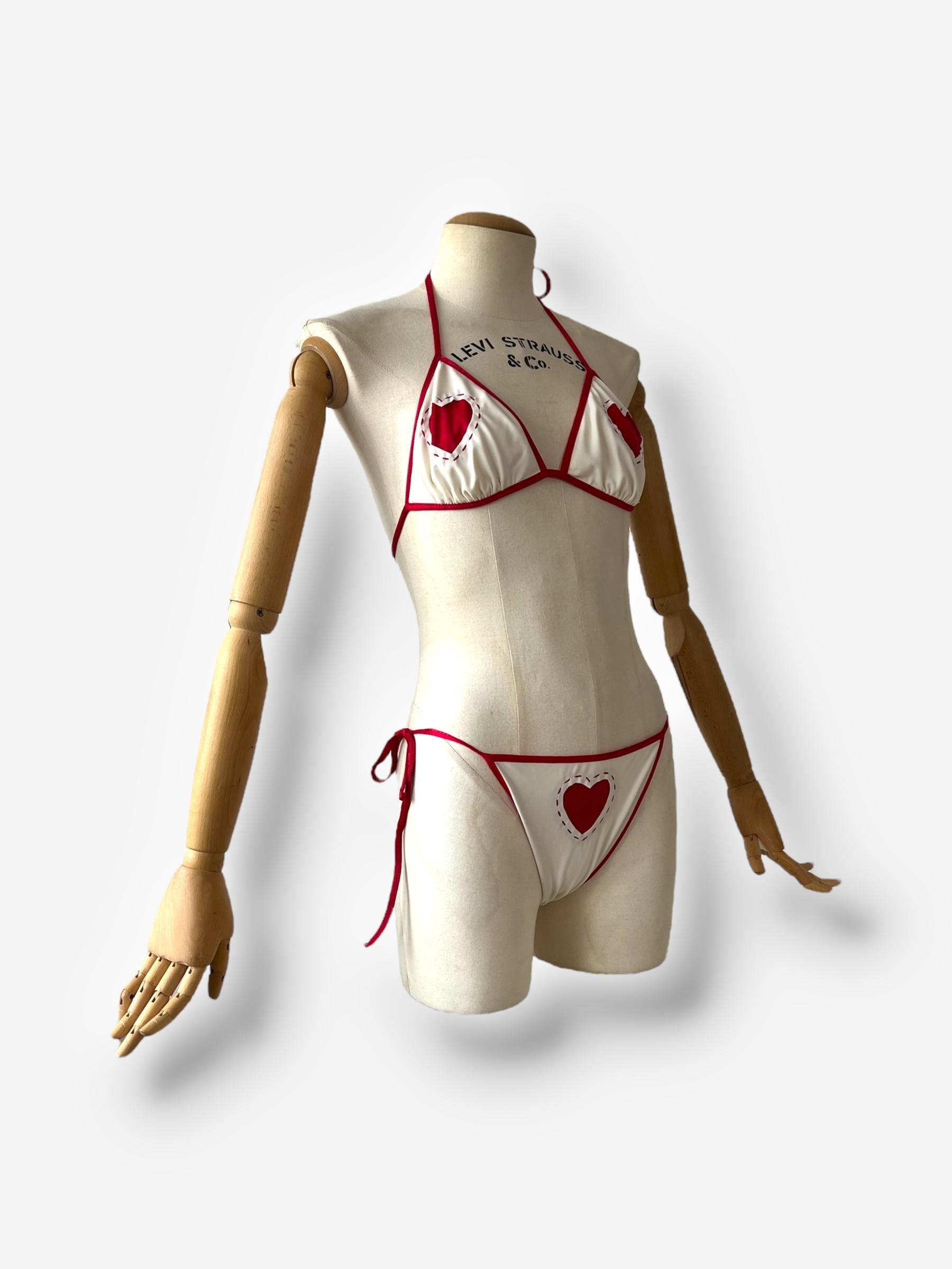 Conjunto de bikini Moschino Corazón, circa 2001 en Excelente estado para la venta en CAPELLE AAN DEN IJSSEL, ZH