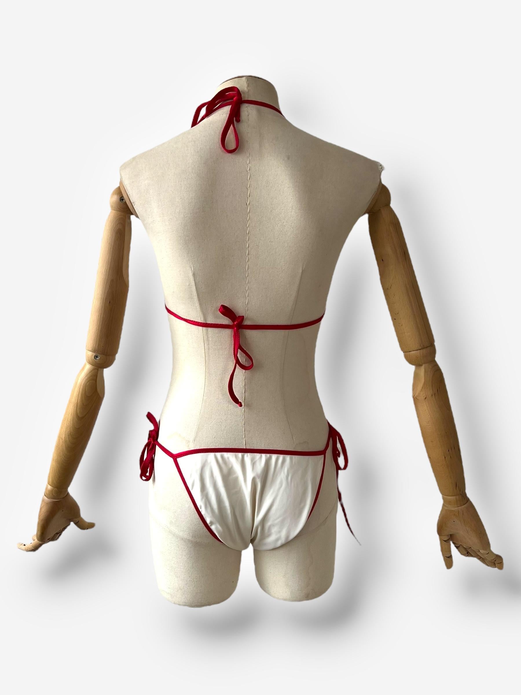 Conjunto de bikini Moschino Corazón, circa 2001 en venta 1