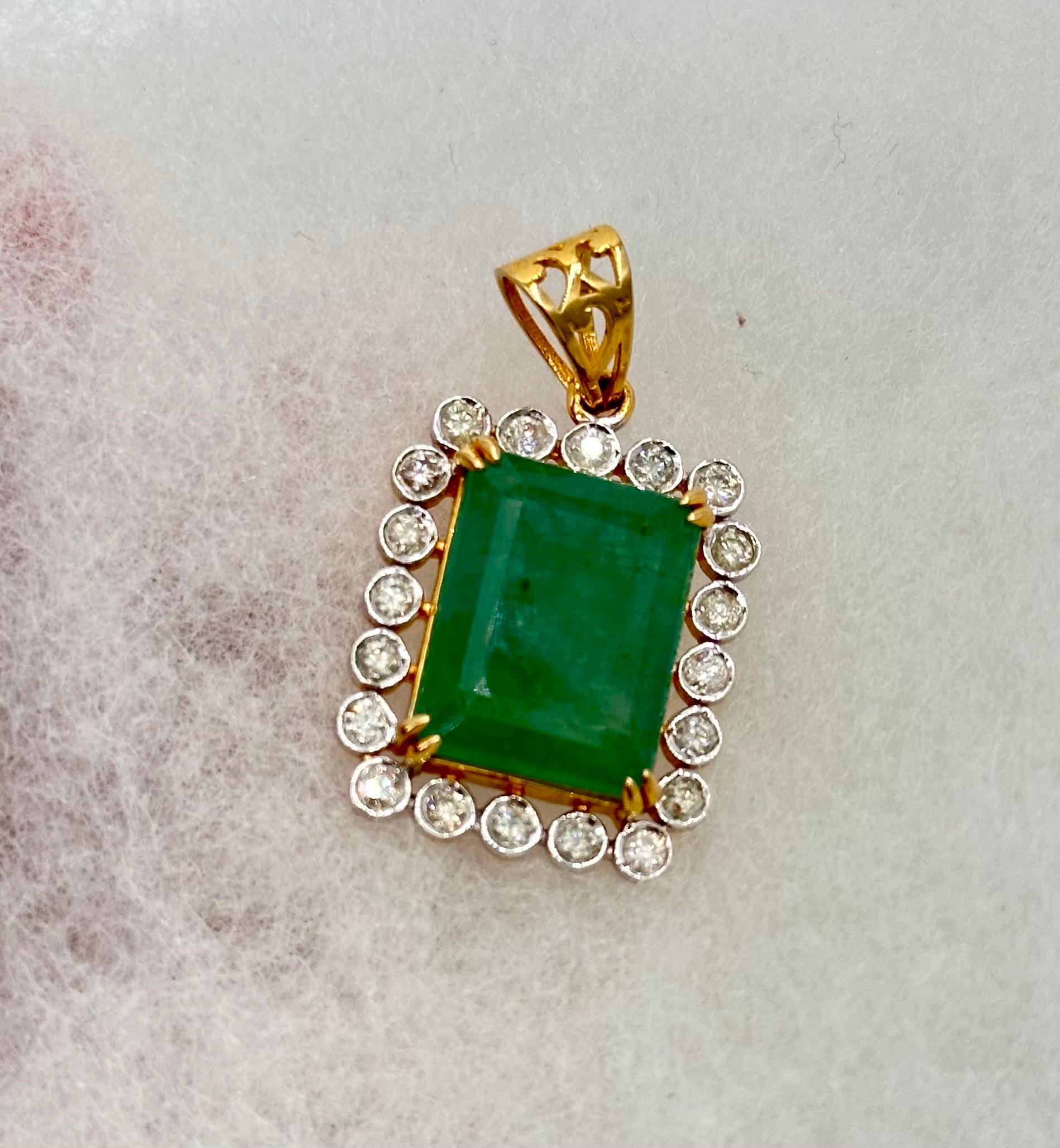 IGI Certified Natural Diamond Emerald Pendant Hallmark 18K Gold Emerald Pendant In New Condition For Sale In Delhi, DL