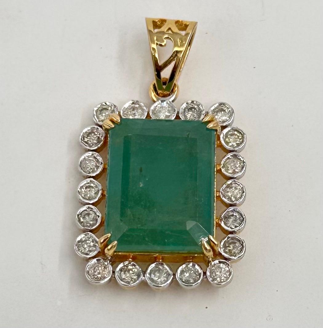 Emerald Cut IGI Certified Natural Diamond Emerald Pendant Hallmark 18K Gold Emerald Pendant For Sale