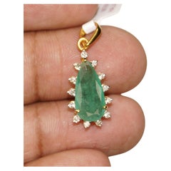 Zertifizierter 2.66Ctw Smaragd .25ct Brillantschliff Diamanten 18K Gold Tropfenanhänger