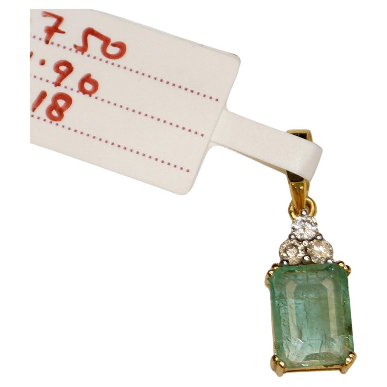 IGI Certified Natural Diamond Emerald  Pendant Hallmark 18K Gold Pendant For Sale
