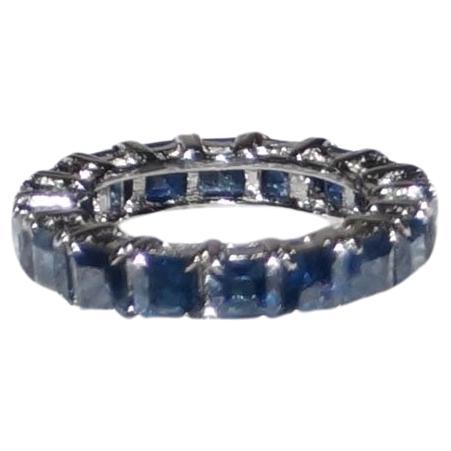 Bellissimo anello a fascia per l'eternità in argento sterling con gemme blu in vendita