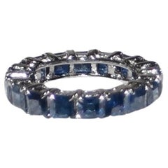 Precioso anillo de eternidad de plata de ley con gema azul