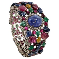 Armband mit natürlichen Edelsteinen, geschnitzten Smaragd-Rubin-Saphiren und Diamanten im Brillantschliff