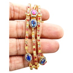 Pulsera de plata dorada de tres vueltas con diamantes, zafiros, rubíes y esmeraldas