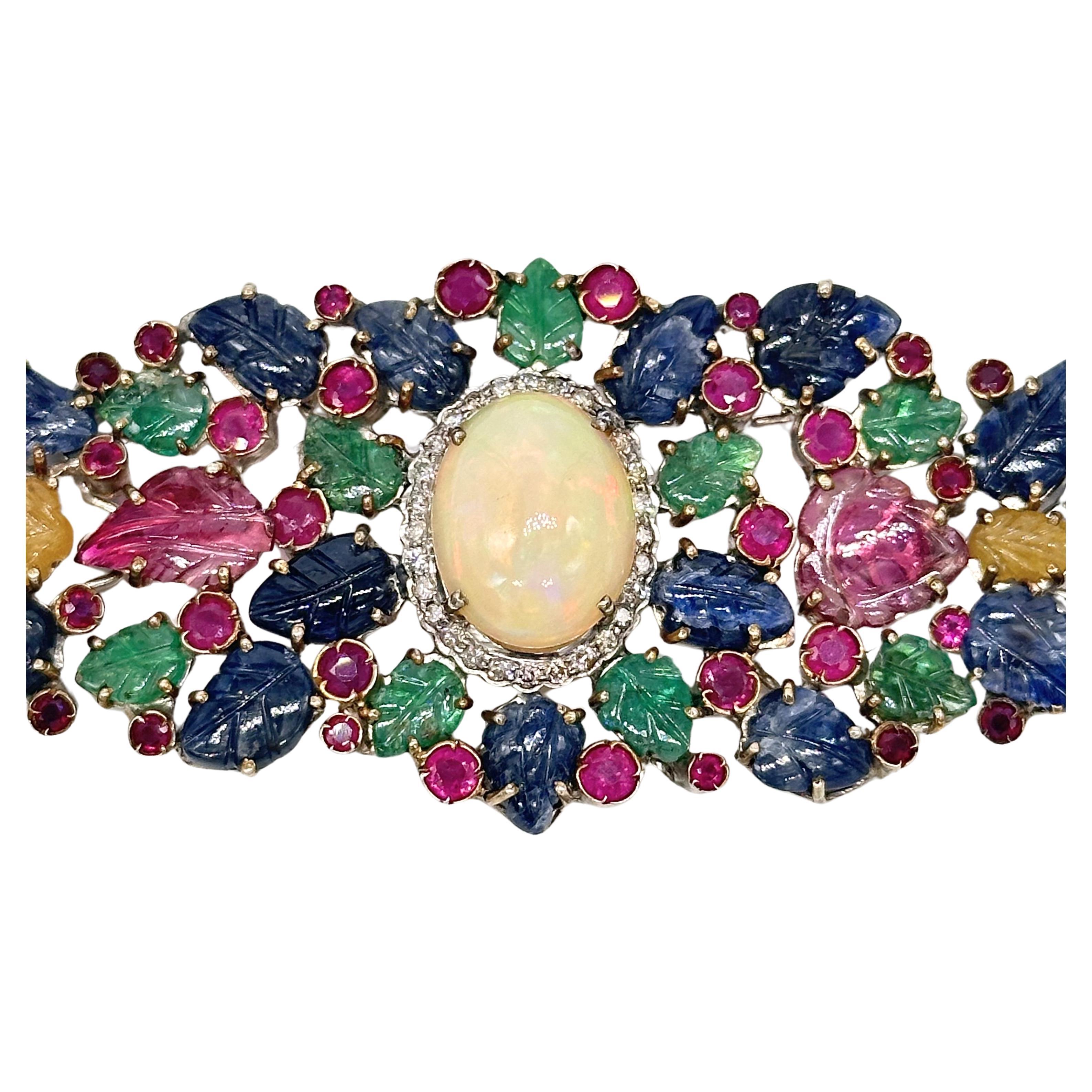 Preciosas gemas talladas a mano cuidadosamente seleccionadas y engastadas en oro de 14 quilates y plata para crear esta obra maestra. Esta preciosa pulsera es única en su género. Esta joya es perfecta para alegrar tu look de fiesta. Las gemas