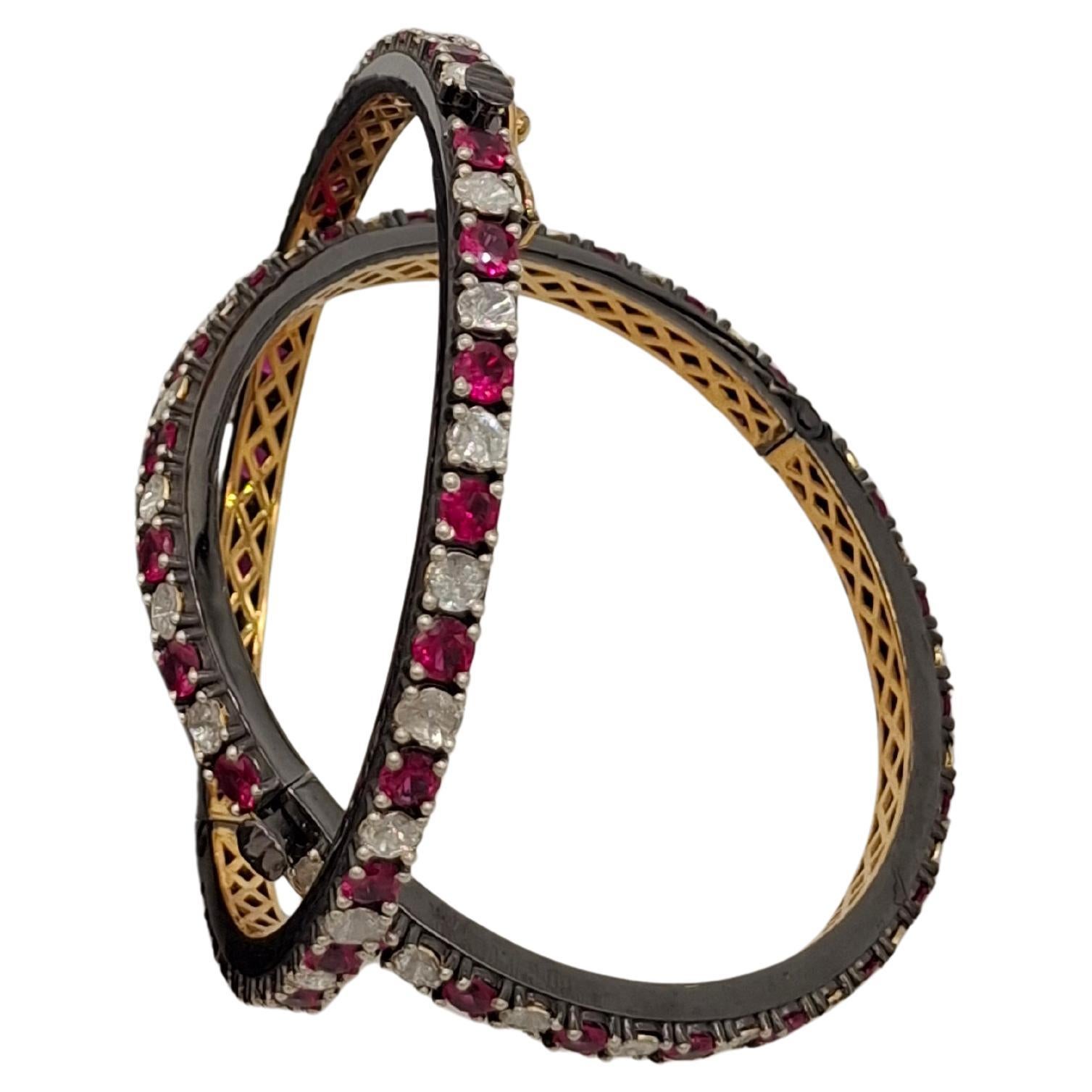 Coppia di bracciali a cerniera in argento sterling con diamanti naturali e rubini, in oro giallo in vendita