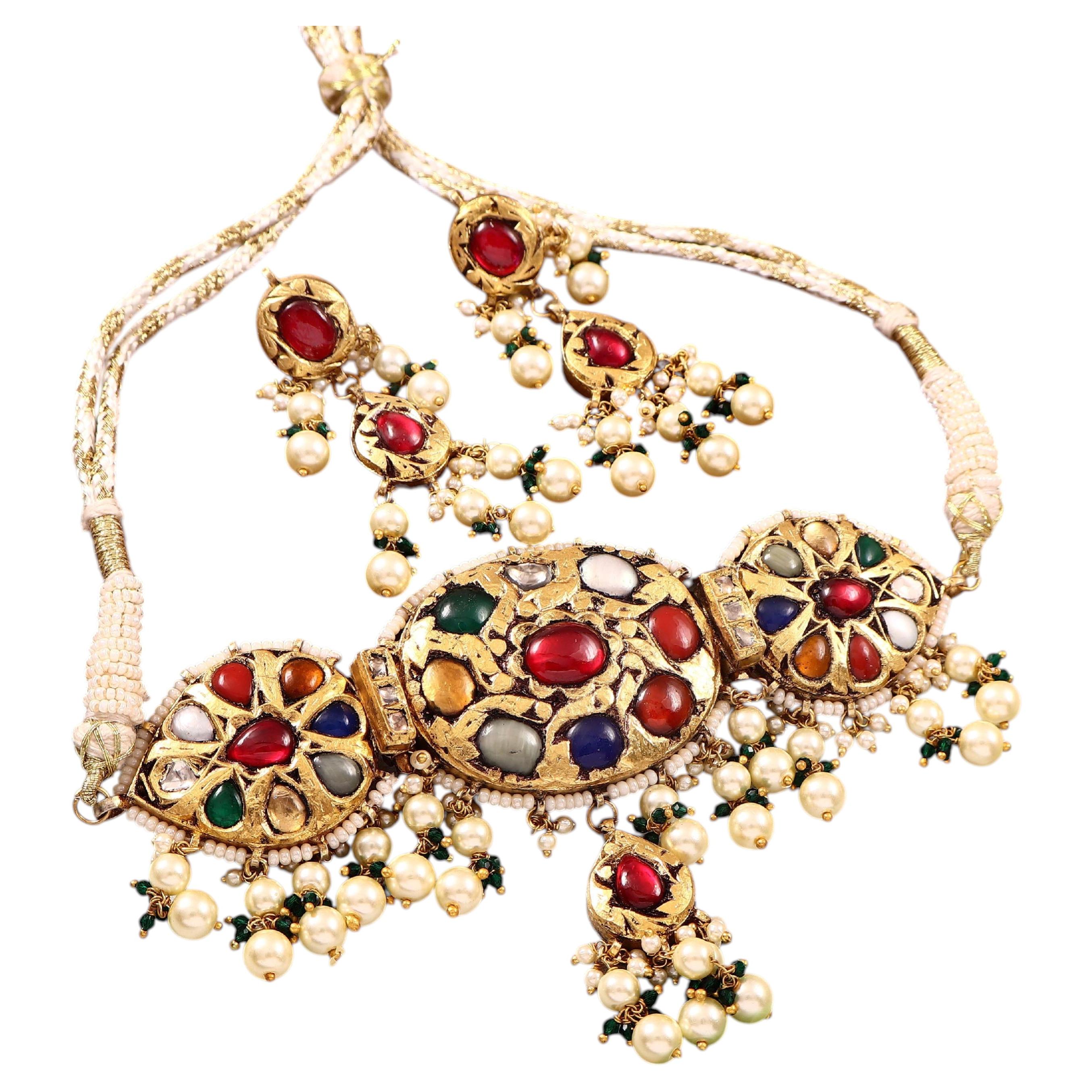 Set collana in oro con foglia d'oro, con diamanti Polki naturali non tagliati e pietre preziose, con marchio di garanzia