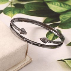 Designer-Armband aus oxidiertem Silber mit echten Diamanten im Pave-Stil, mit Scharnier und in Pfeilform, zum Kombinieren