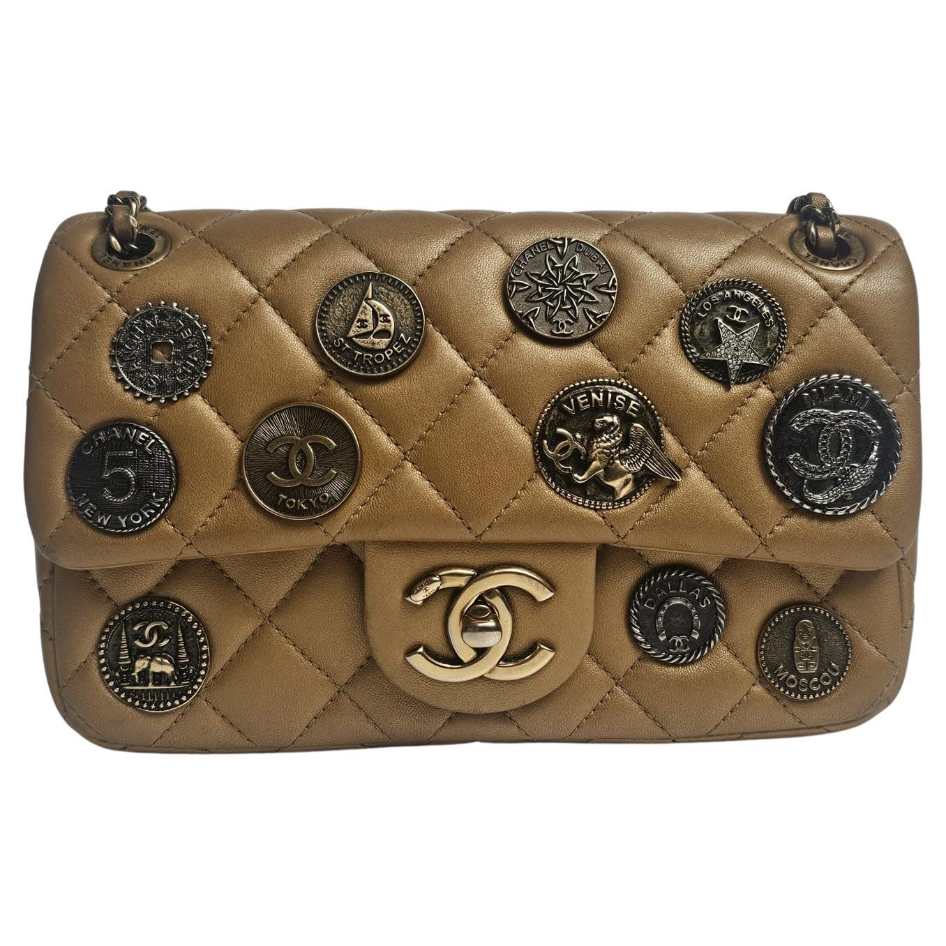Raro medaglione di monete in pelle di vitello invecchiata Mini Classic Flap Bag