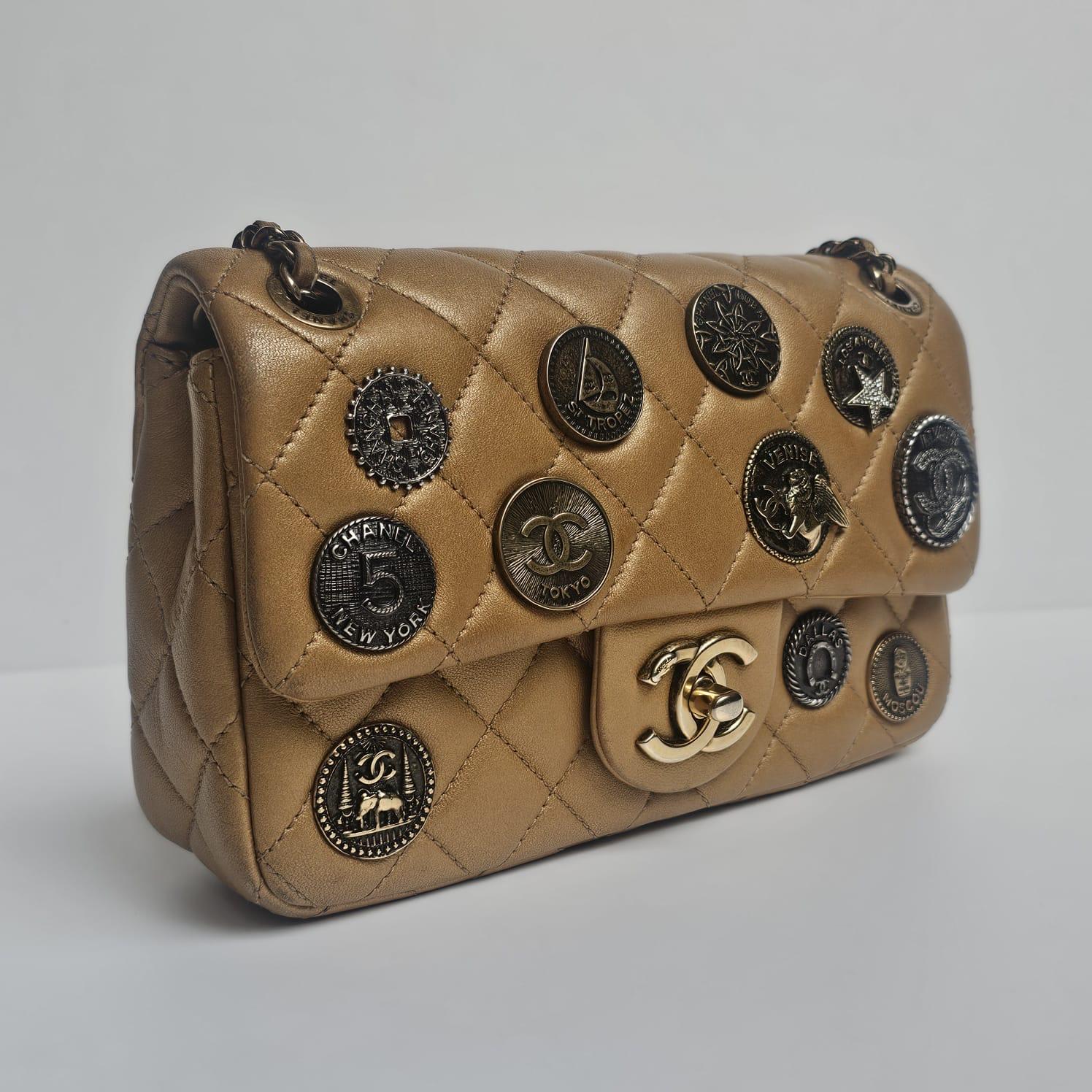 Rara borsa charme da collezione di Chanel in pelle di vitello invecchiata color oro, quasi bronzo. Nel complesso è ancora in buone condizioni, con lievi graffi su alcune aree in pelle e sfregamenti sugli angoli e sulla fodera. Dettagli con charme di