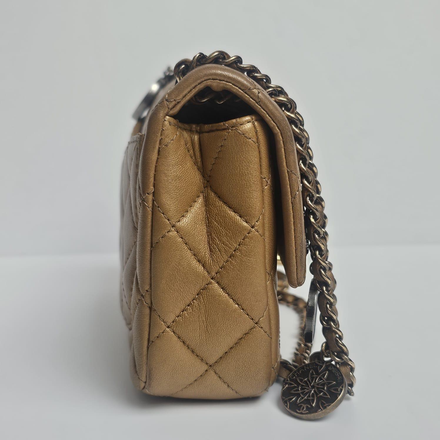 da uomo o donna Raro medaglione di monete in pelle di vitello invecchiata Mini Classic Flap Bag in vendita