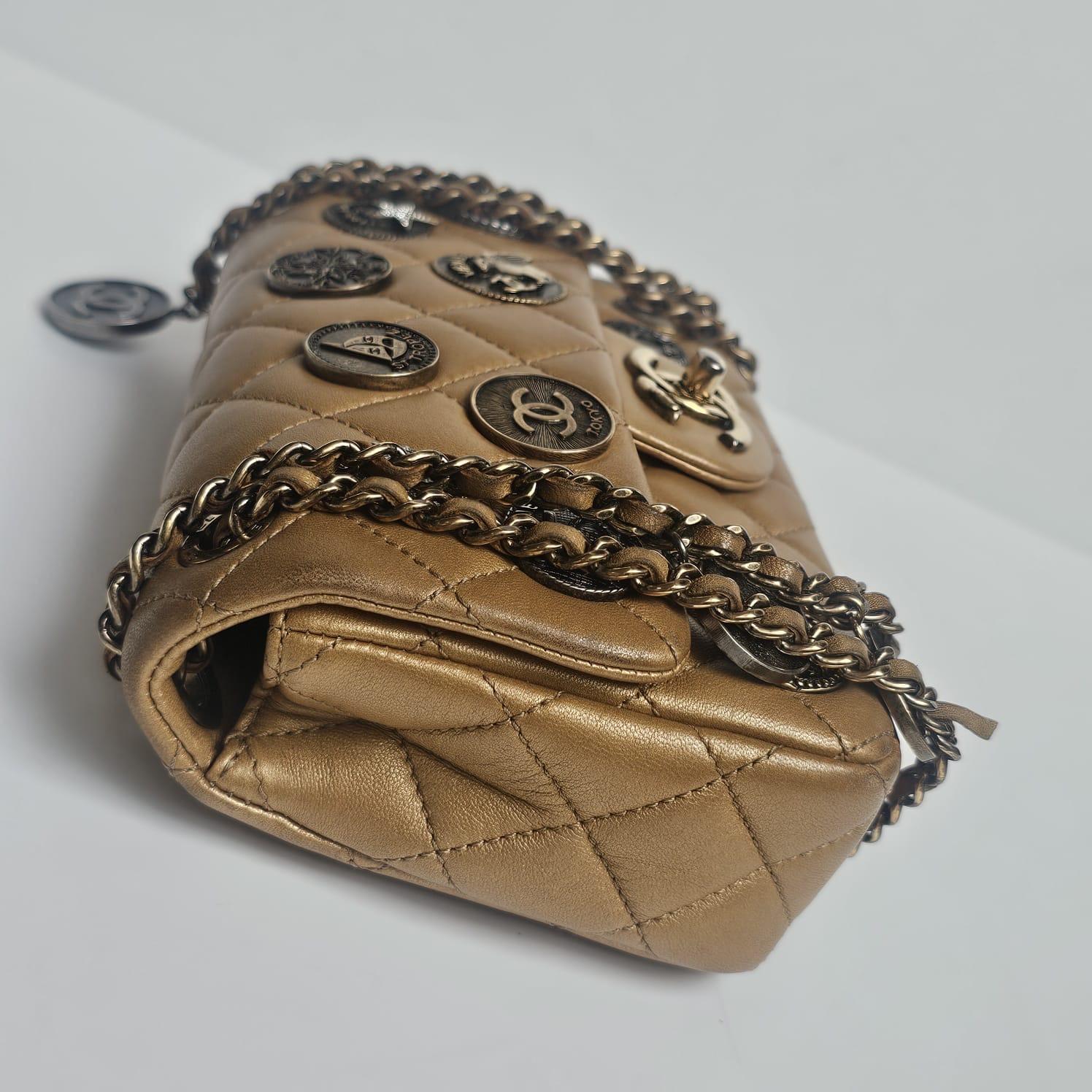 Raro medaglione di monete in pelle di vitello invecchiata Mini Classic Flap Bag in vendita 1