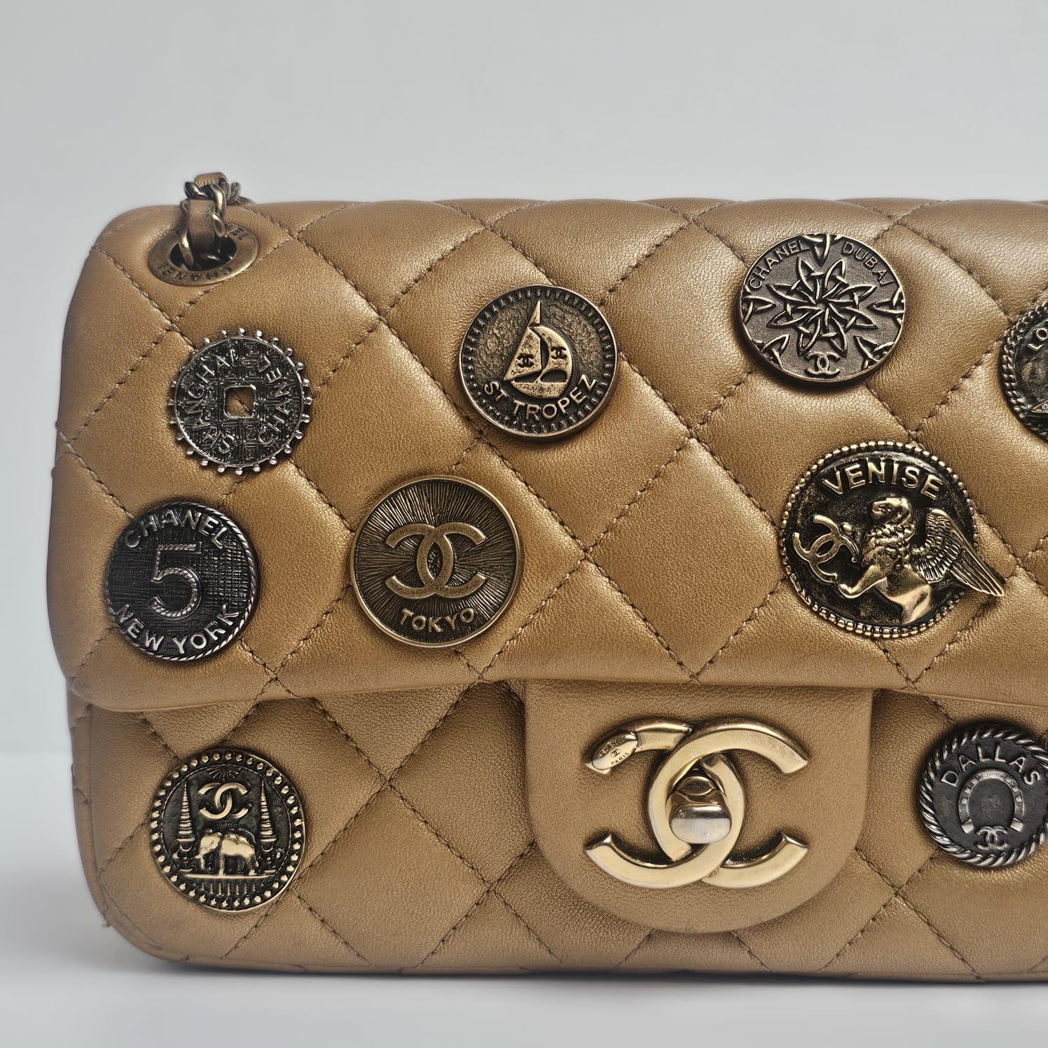 Raro medaglione di monete in pelle di vitello invecchiata Mini Classic Flap Bag In condizioni buone in vendita a Jakarta, Daerah Khusus Ibukota Jakarta