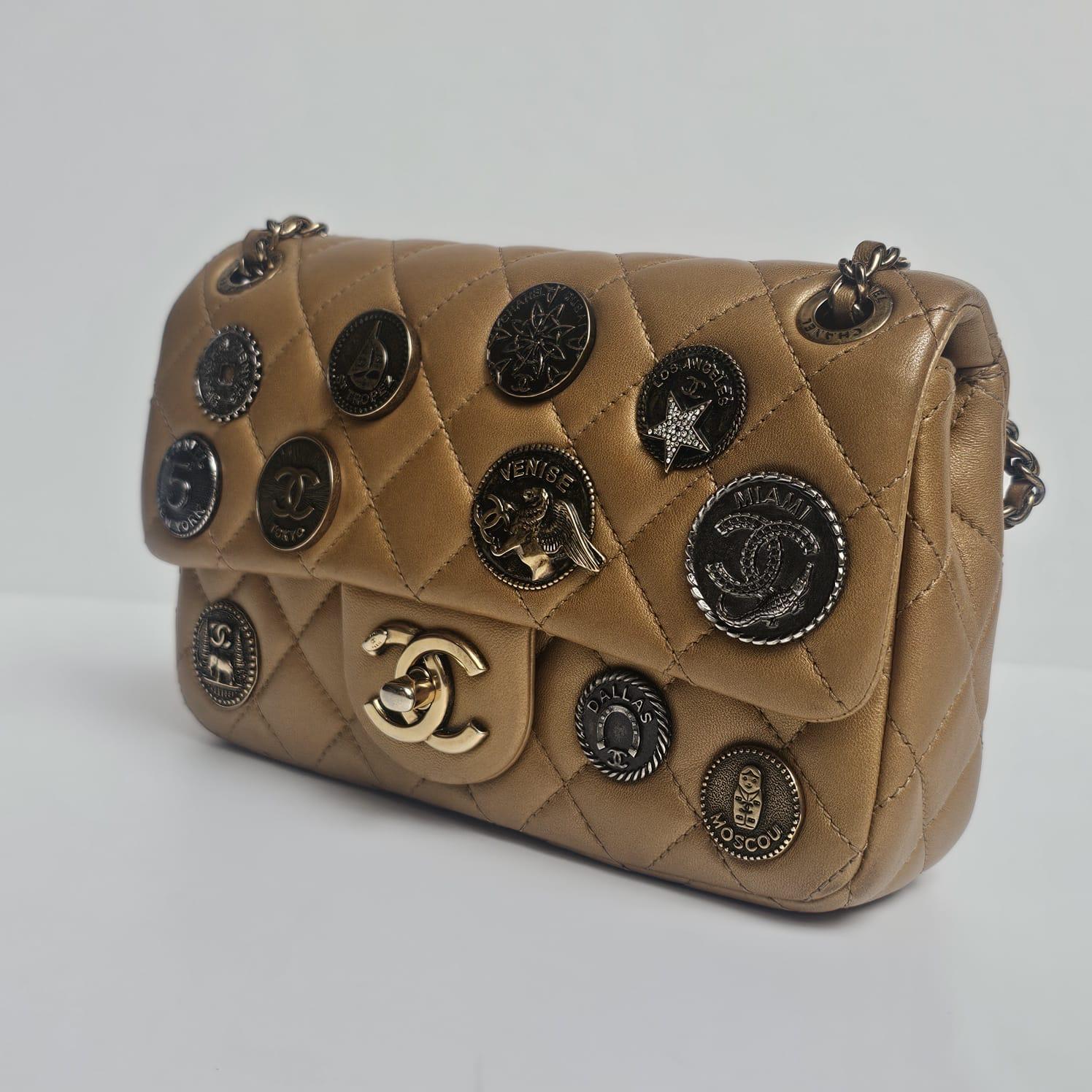 Raro medaglione di monete in pelle di vitello invecchiata Mini Classic Flap Bag in vendita 3