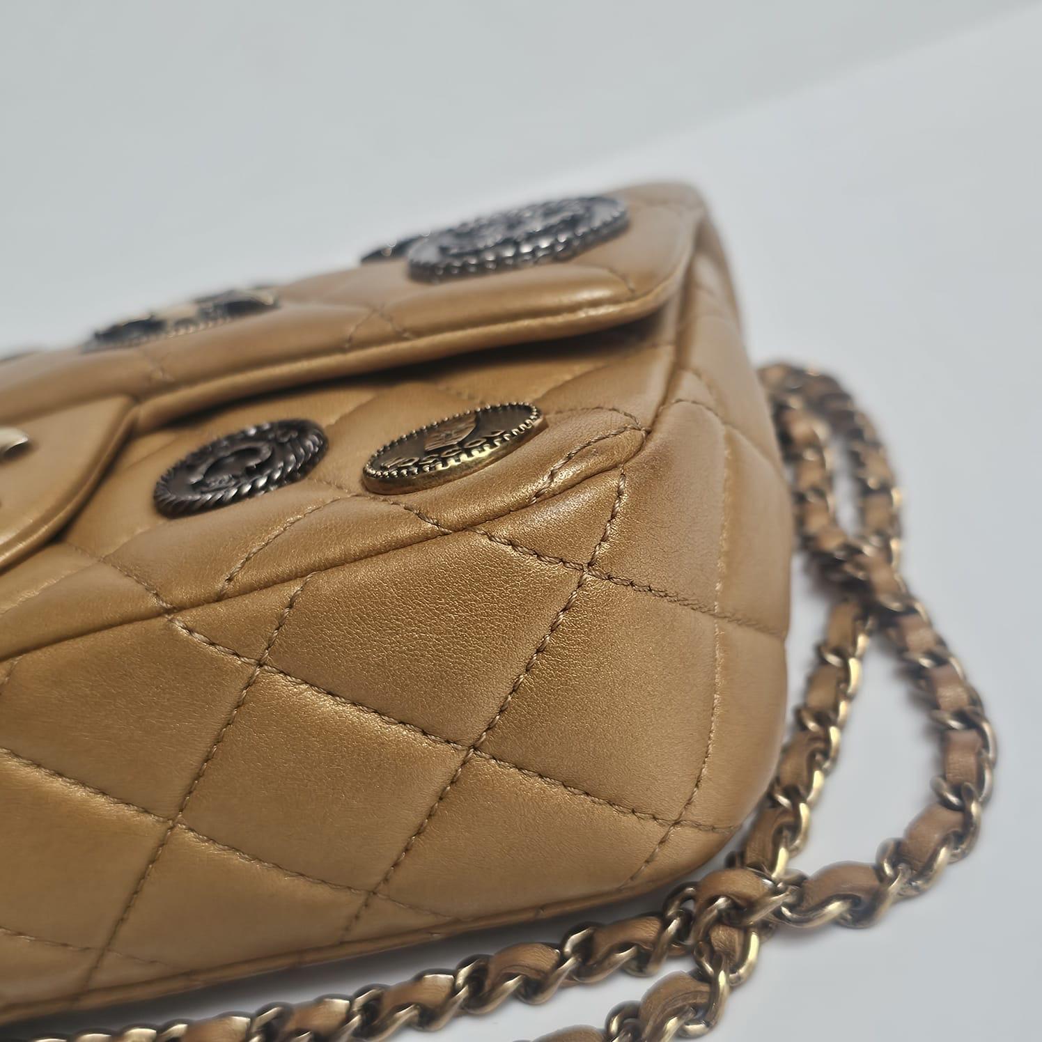 Raro medaglione di monete in pelle di vitello invecchiata Mini Classic Flap Bag in vendita 4
