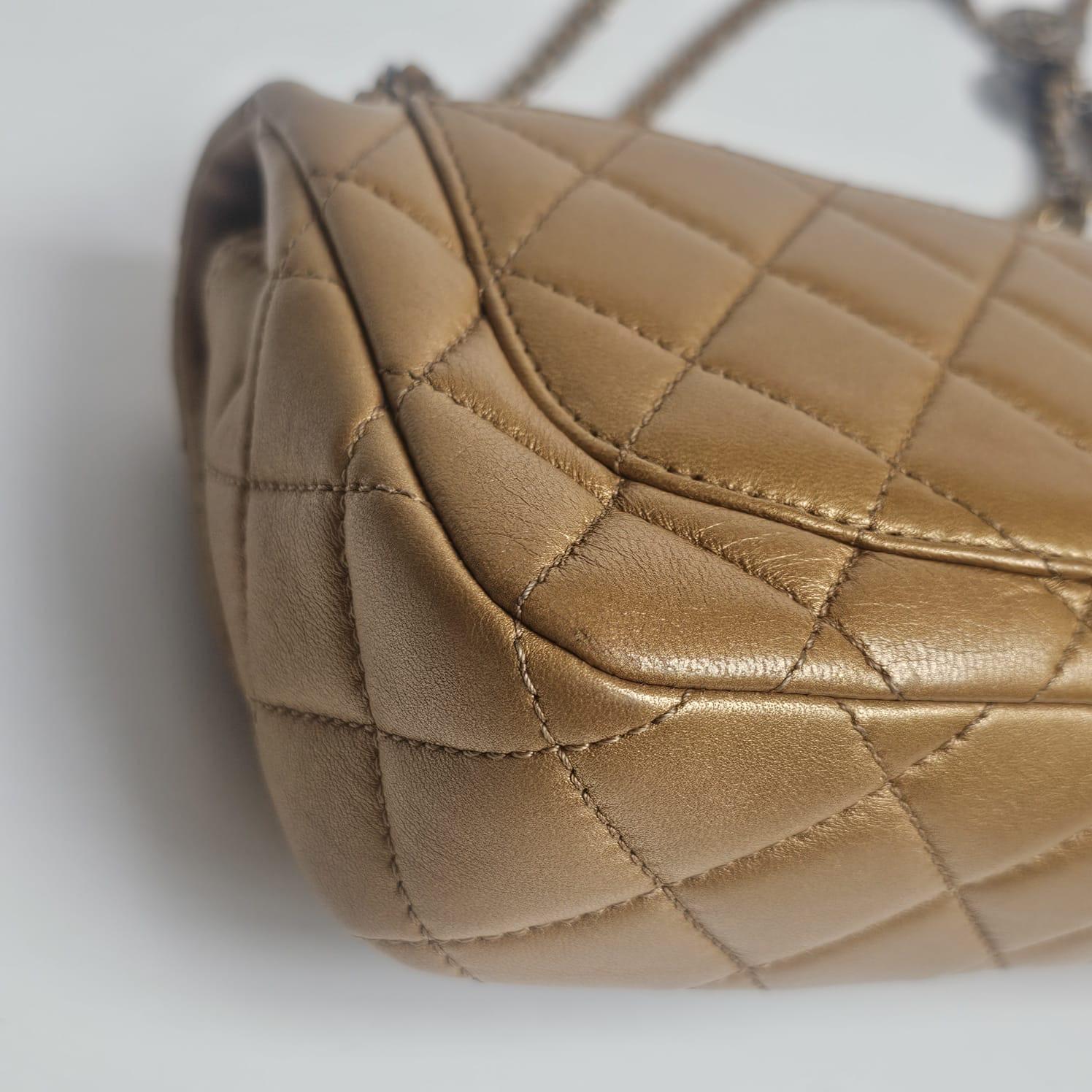 Raro medaglione di monete in pelle di vitello invecchiata Mini Classic Flap Bag in vendita 5