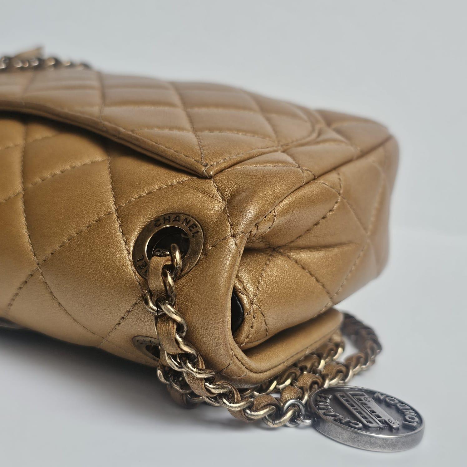Raro medaglione di monete in pelle di vitello invecchiata Mini Classic Flap Bag in vendita 7