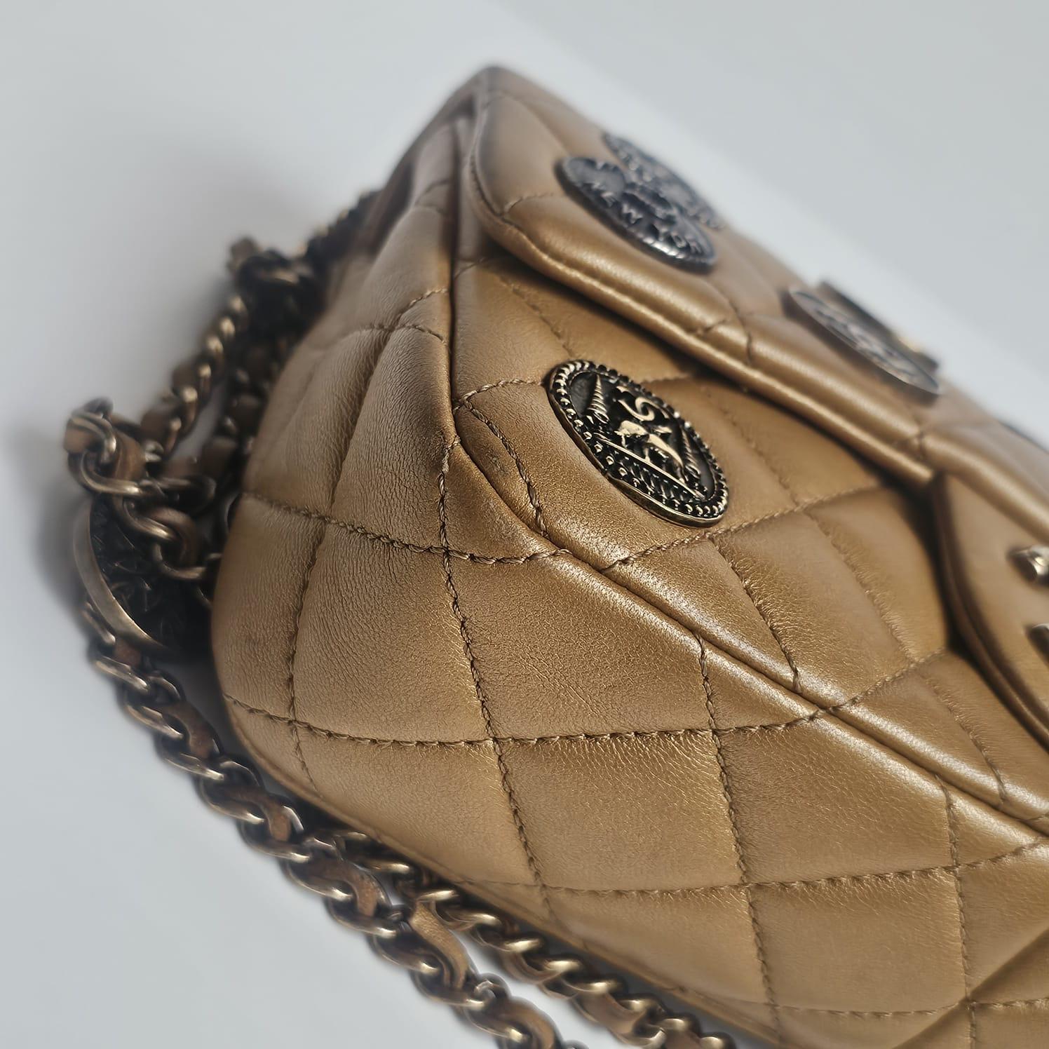 Raro medaglione di monete in pelle di vitello invecchiata Mini Classic Flap Bag in vendita 8