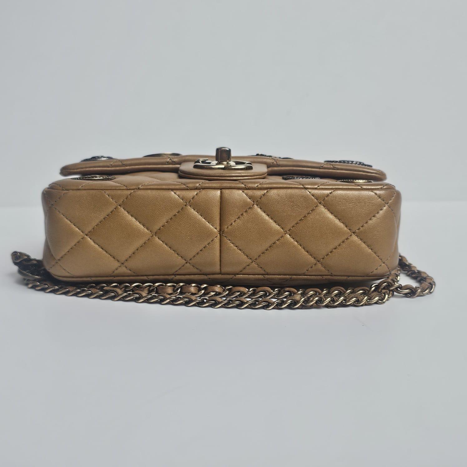Raro medaglione di monete in pelle di vitello invecchiata Mini Classic Flap Bag in vendita 9