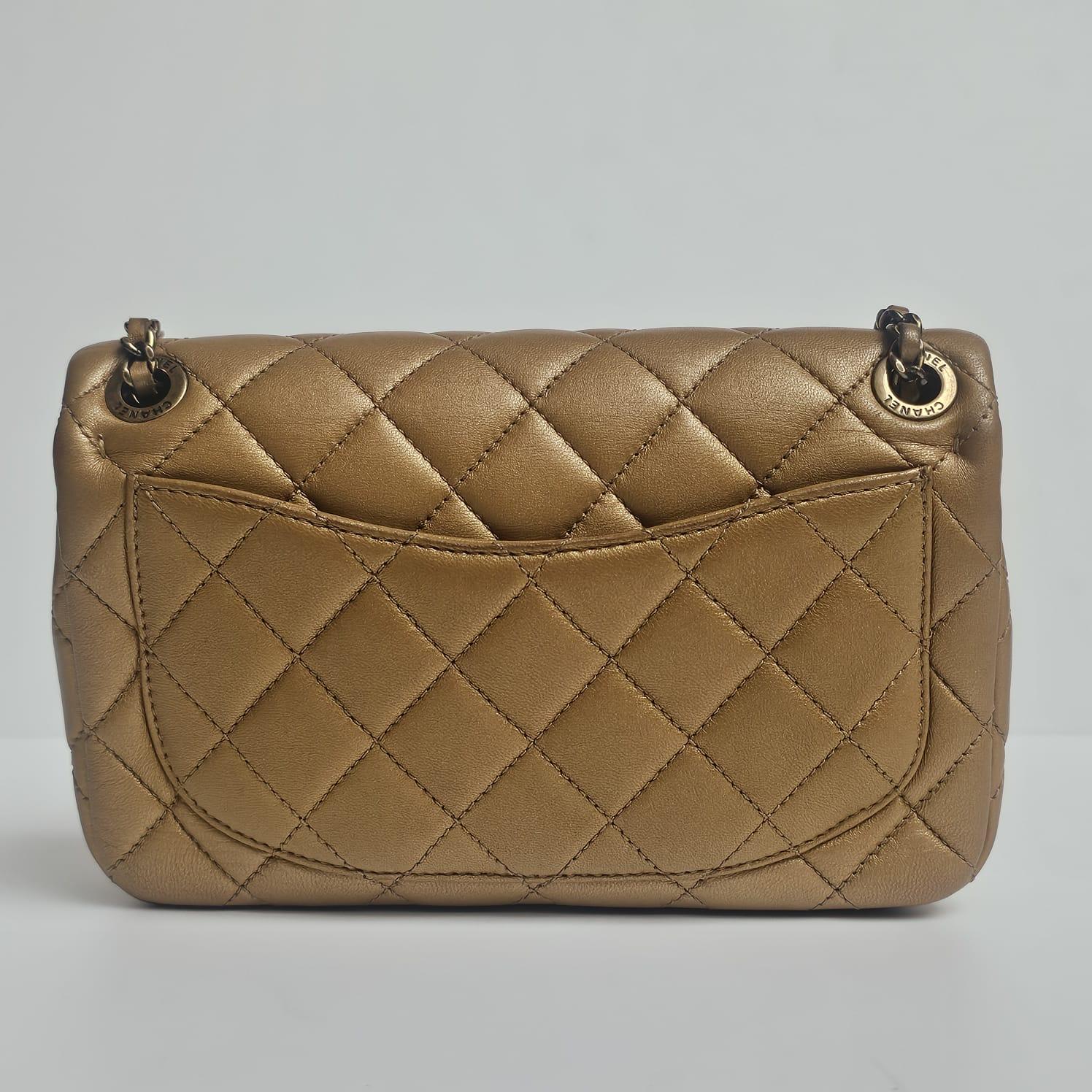 Raro medaglione di monete in pelle di vitello invecchiata Mini Classic Flap Bag in vendita 12