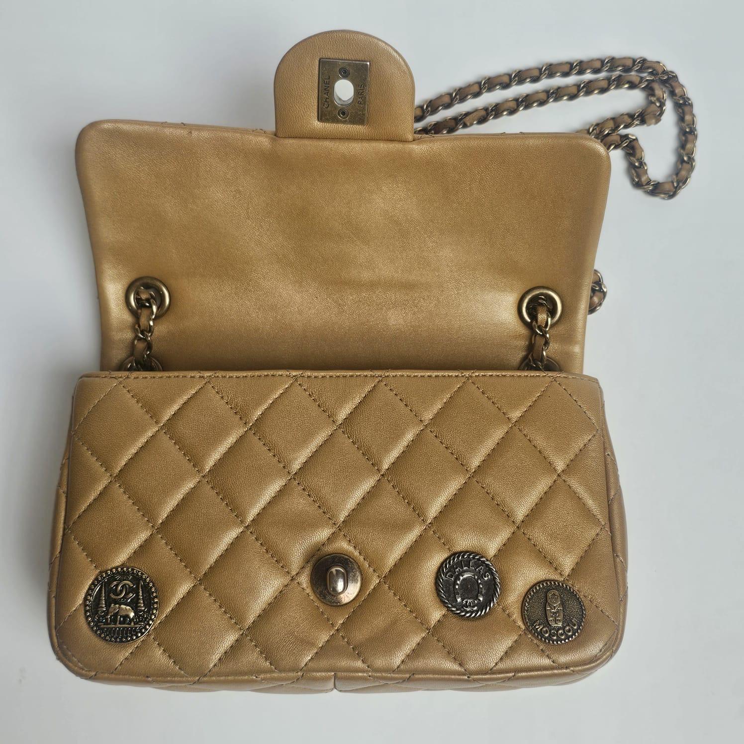 Raro medaglione di monete in pelle di vitello invecchiata Mini Classic Flap Bag in vendita 13