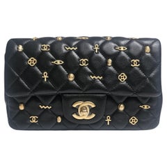 Chanel - Mini sac classique à rabat en cuir d'agneau noir - Amulette d'Égypte