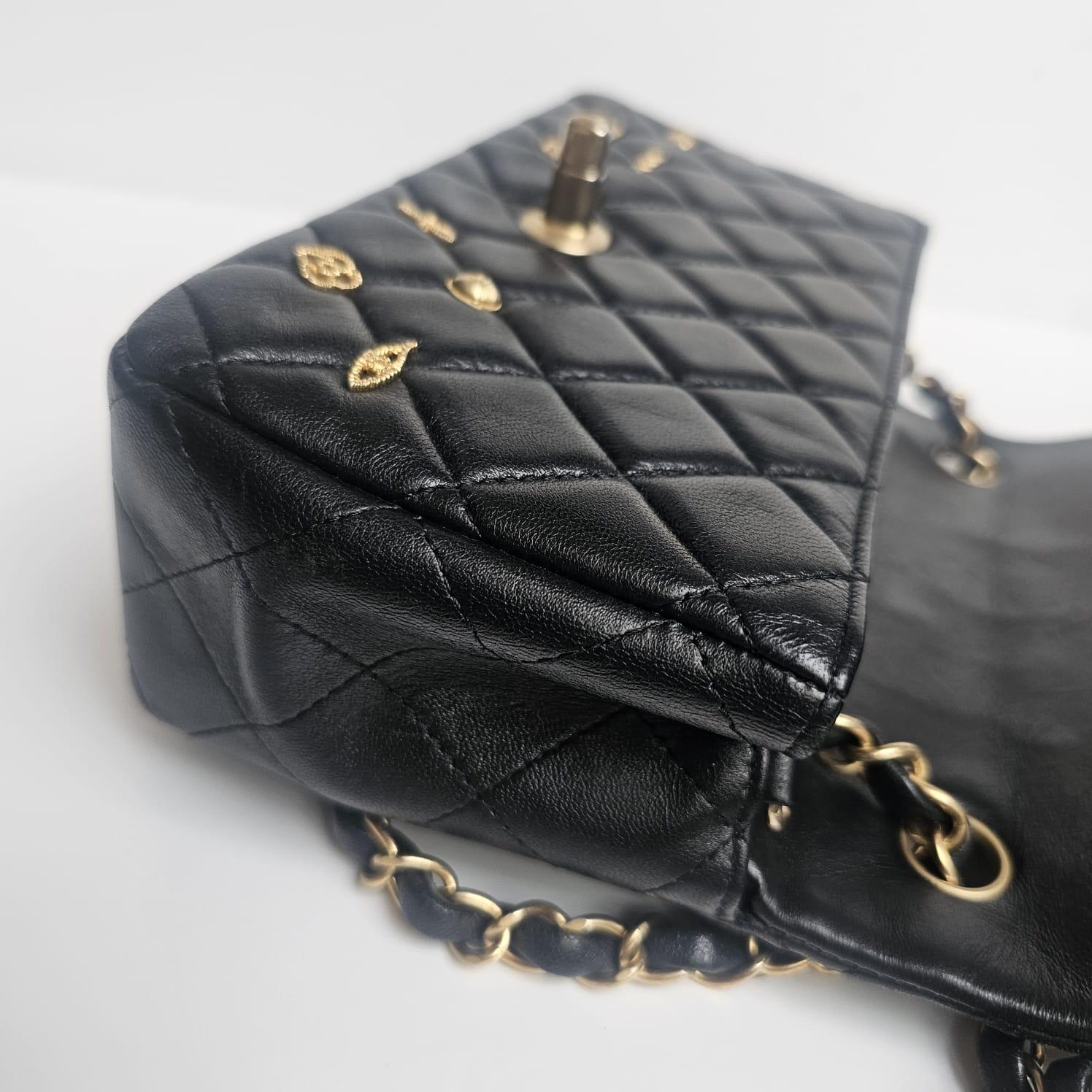 Chanel - Mini sac classique à rabat en cuir d'agneau noir - Amulette d'Égypte Bon état - En vente à Jakarta, Daerah Khusus Ibukota Jakarta