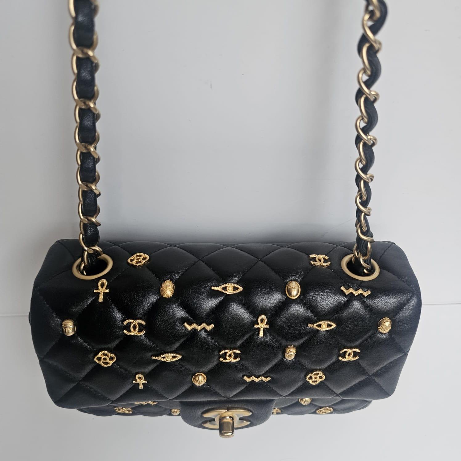 Chanel - Mini sac classique à rabat en cuir d'agneau noir - Amulette d'Égypte Unisexe en vente