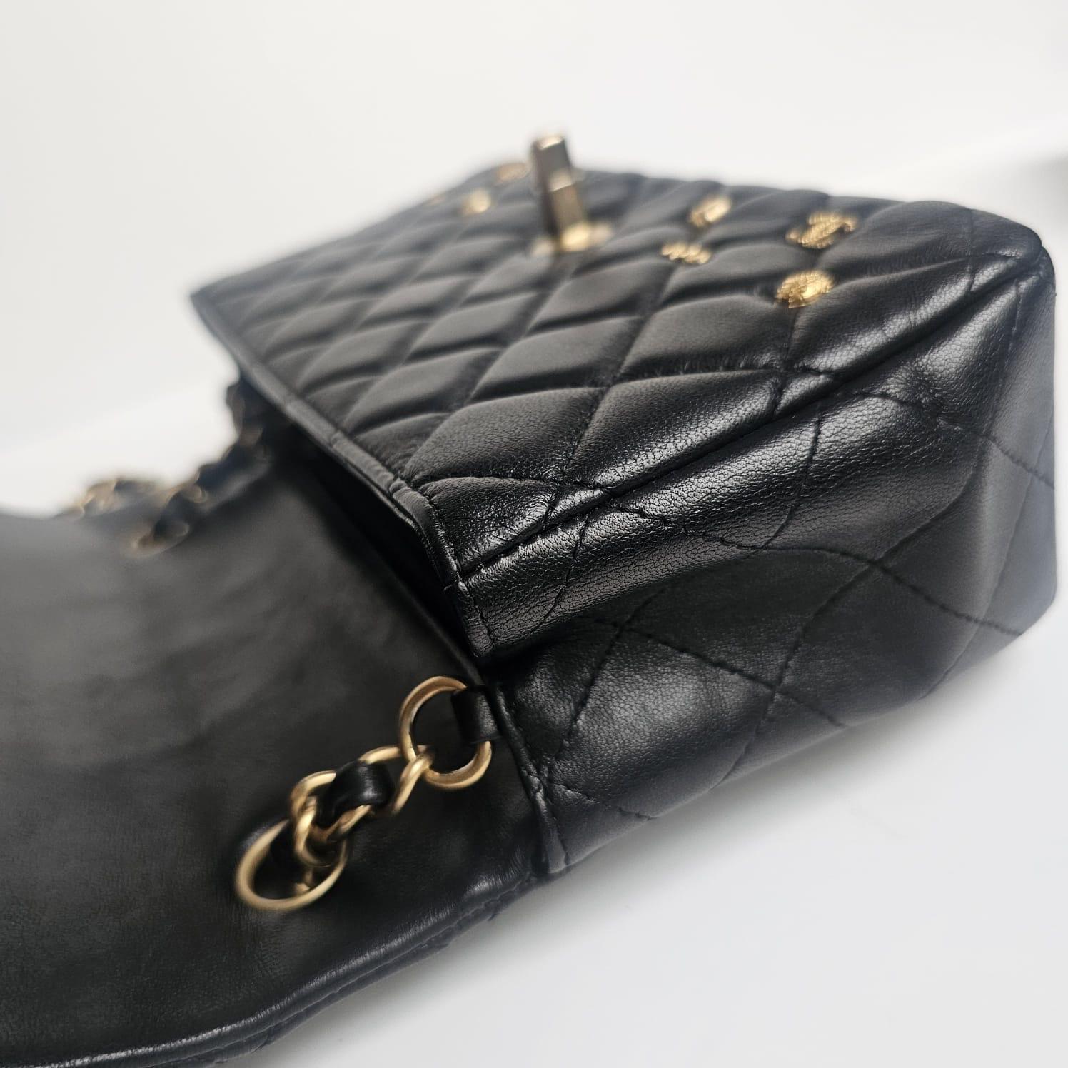 Chanel - Mini sac classique à rabat en cuir d'agneau noir - Amulette d'Égypte en vente 1