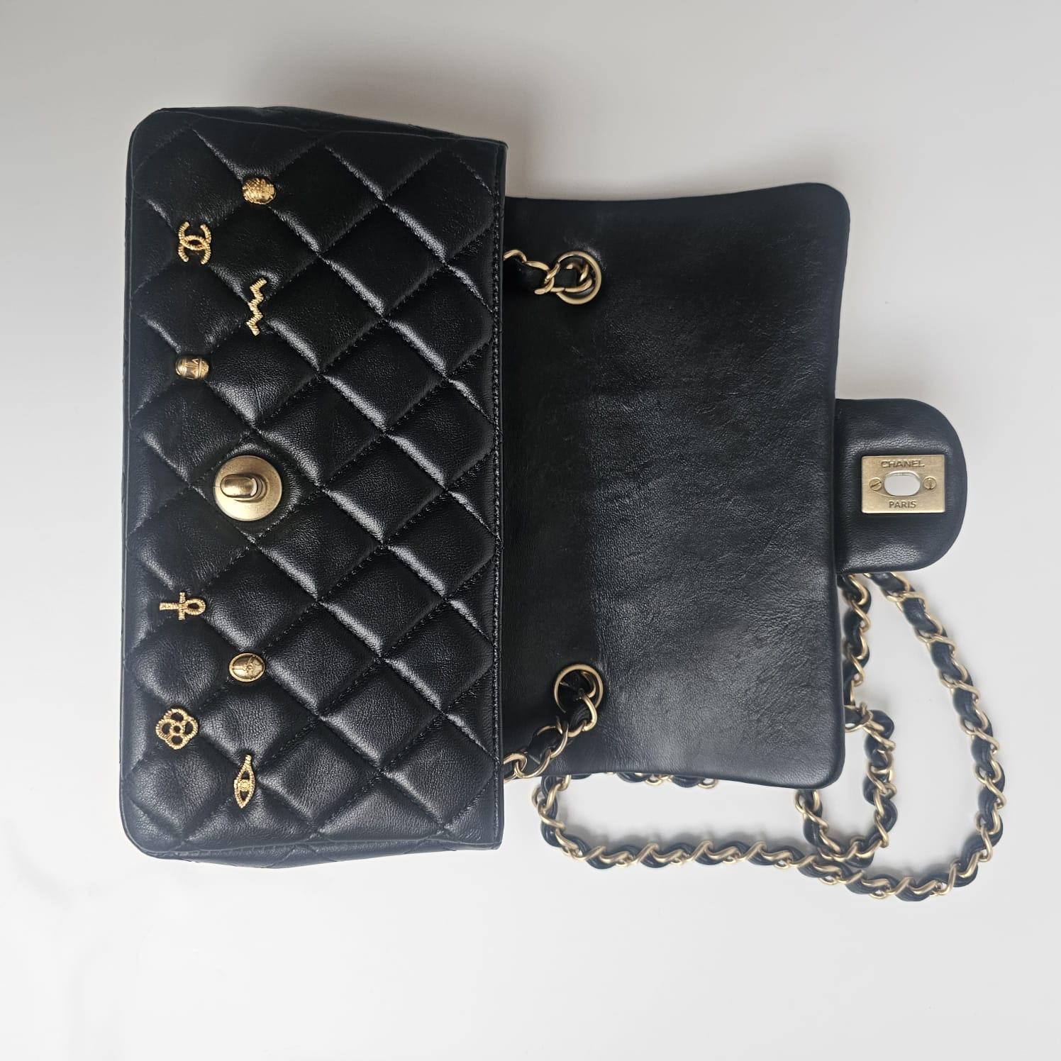 Chanel egypt collection mini charm bag. Mignons sacs à breloques à collectionner. En très bon état, avec de légères rayures et éraflures sur le cuir. Légers frottements sur les coins. Série n° 27. Livré avec son holo et son sac à poussière