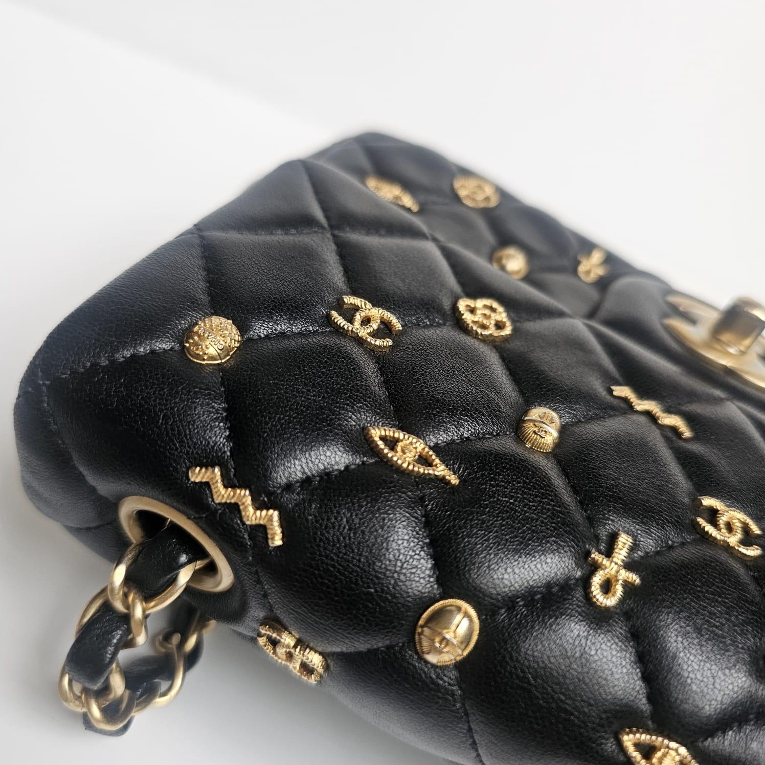 Chanel - Mini sac classique à rabat en cuir d'agneau noir - Amulette d'Égypte en vente 2