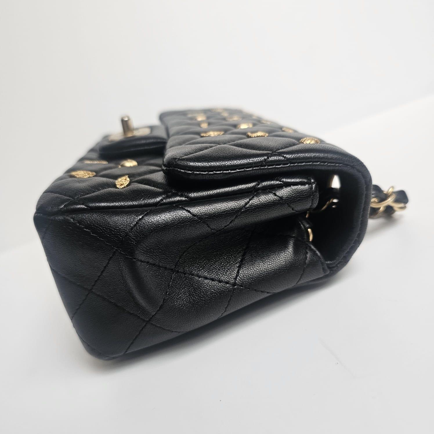 Chanel - Mini sac classique à rabat en cuir d'agneau noir - Amulette d'Égypte en vente 5