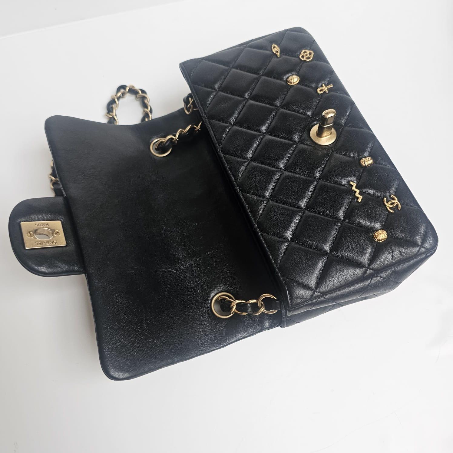 Chanel - Mini sac classique à rabat en cuir d'agneau noir - Amulette d'Égypte en vente 4